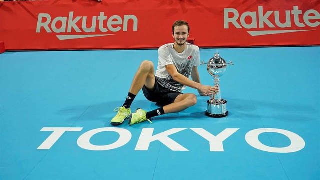 medvedev-tokyo-2018-trophy