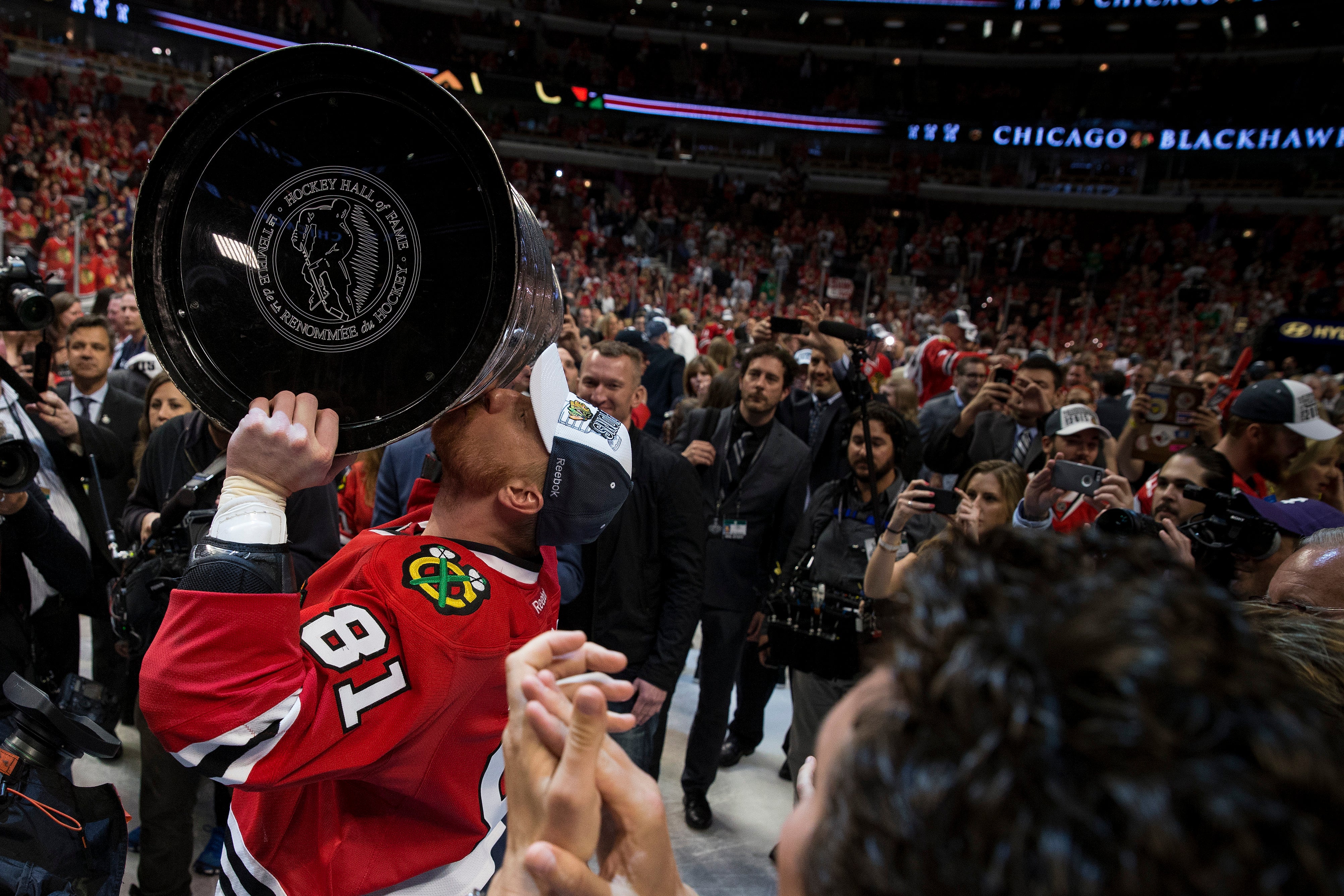 (3062) Marian Hossa med Stanley Cup-bucklan