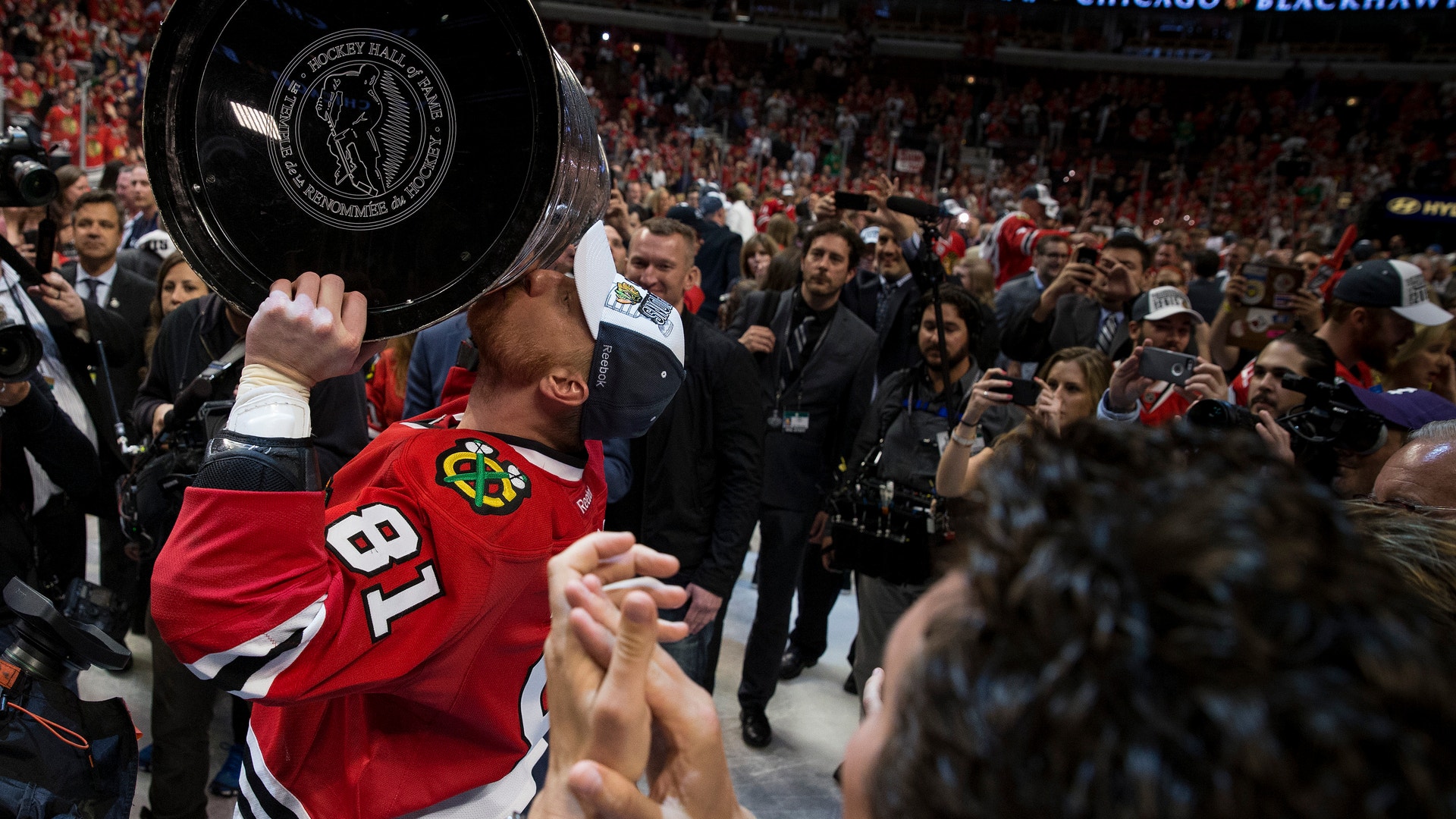 (3062) Marian Hossa med Stanley Cup-bucklan
