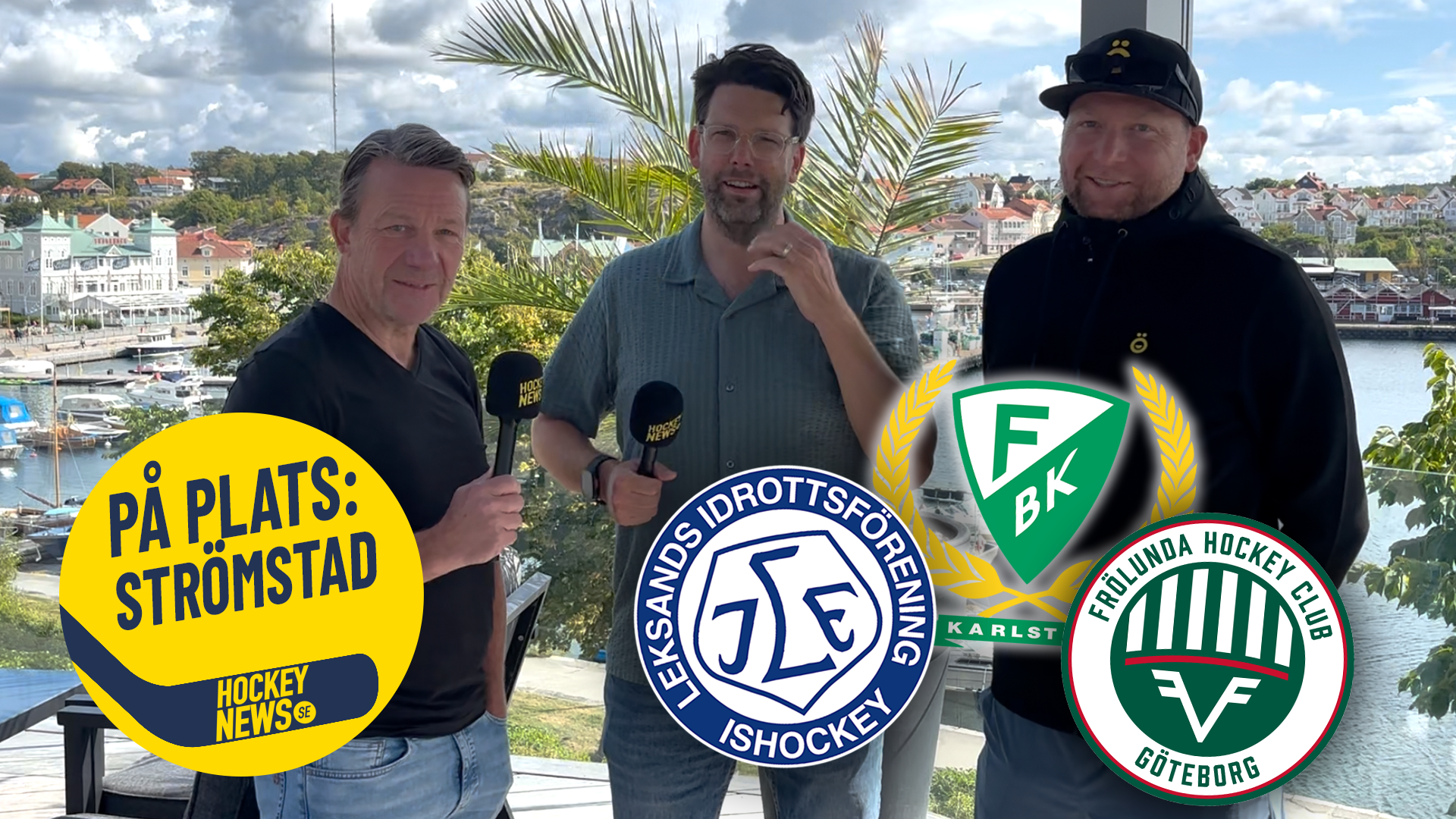 Tre män står utomhus med mikrofoner framför en hamn med båtar. Flera hockeylogotyper är synliga på bilden.