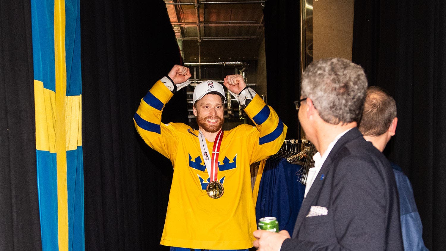 (6242) Adam Larsson