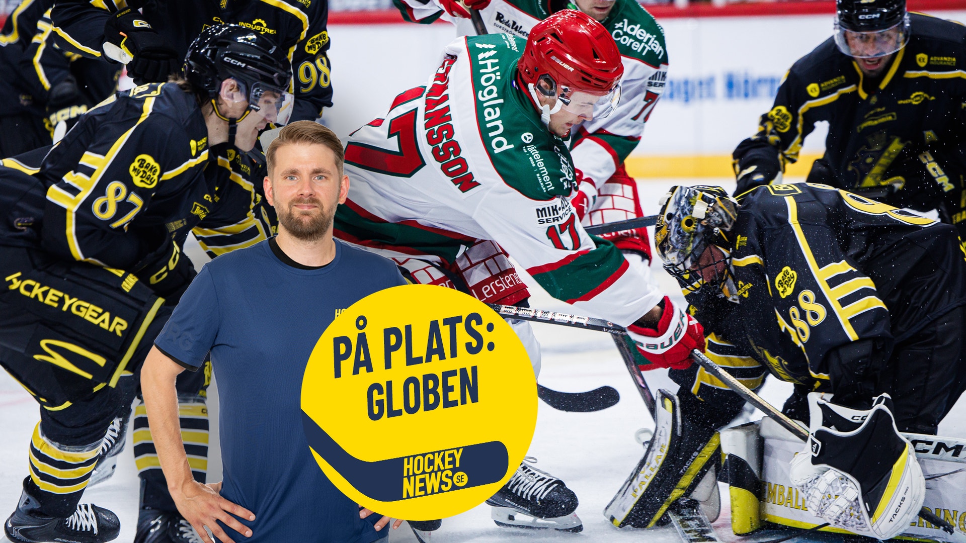 En ishockeymatch där spelare i vitröda och svartgula matchtröjor kämpar om pucken framför målet, med en målvakt i beredskap. I förgrunden syns en man i blå tröja tillsammans med en gul banderoll med texten "På plats: Globen" och Hockeynews-logotypen.