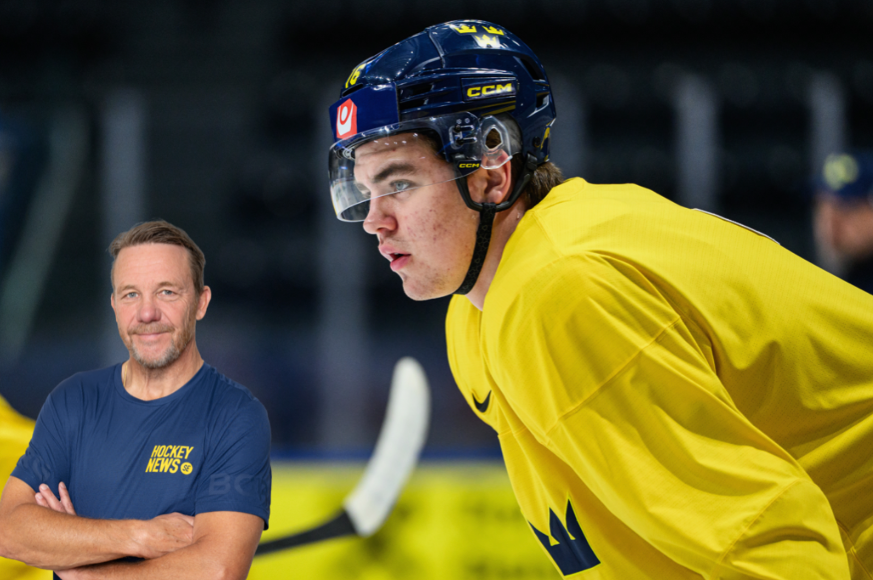 En ishockeyspelare i gul träningsdräkt och blå hjälm tränar under övervakning av en tränare i blå tröja.