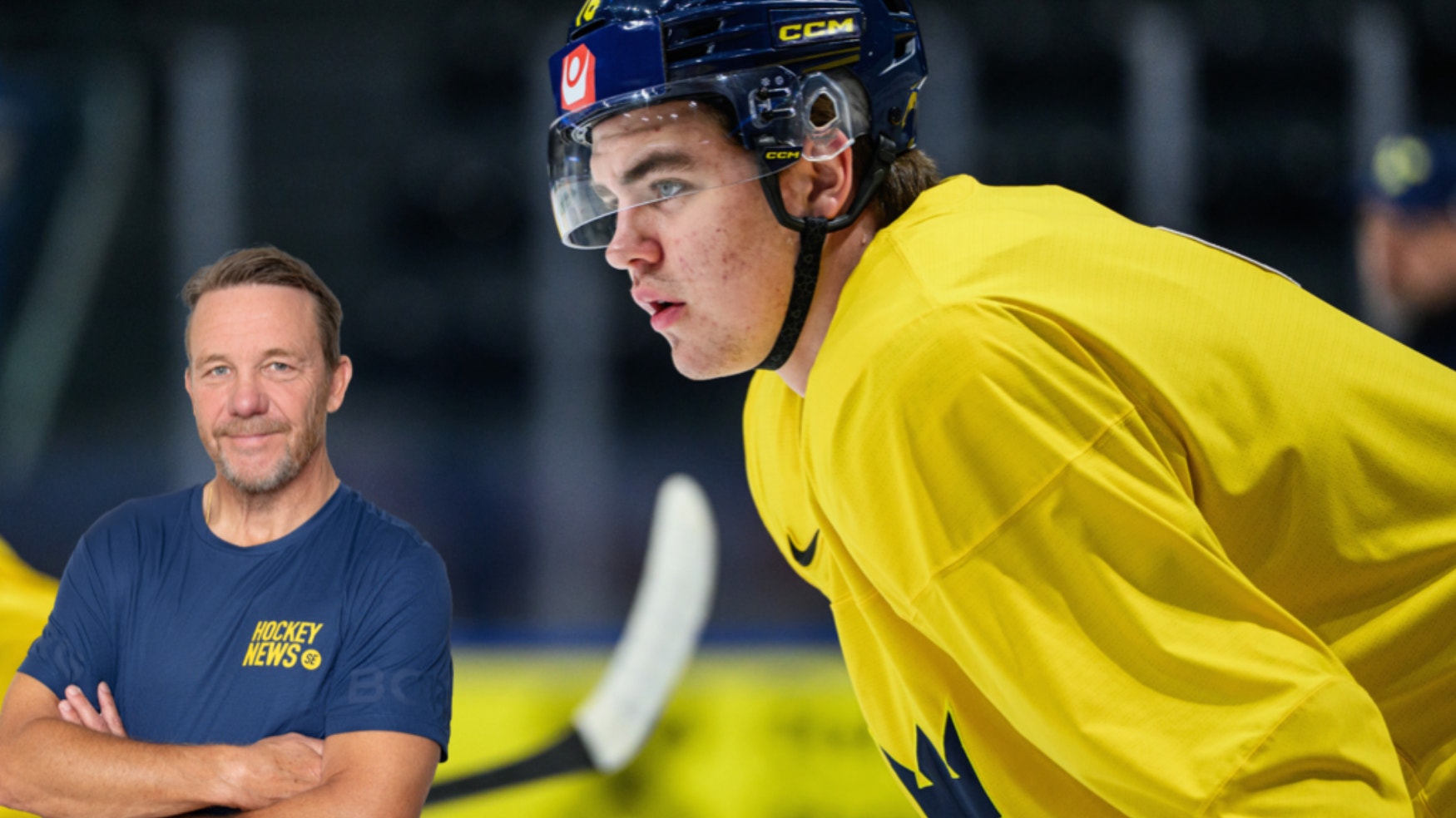En ishockeyspelare i gul träningsdräkt och blå hjälm tränar under övervakning av en tränare i blå tröja.