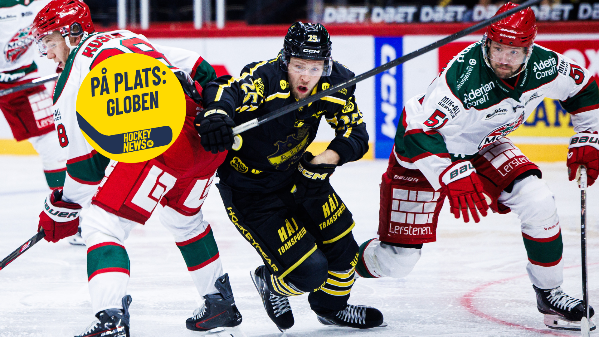 Ishockeyspelare i svart och vit-röd matchtröja kämpar om pucken på isen under en match.