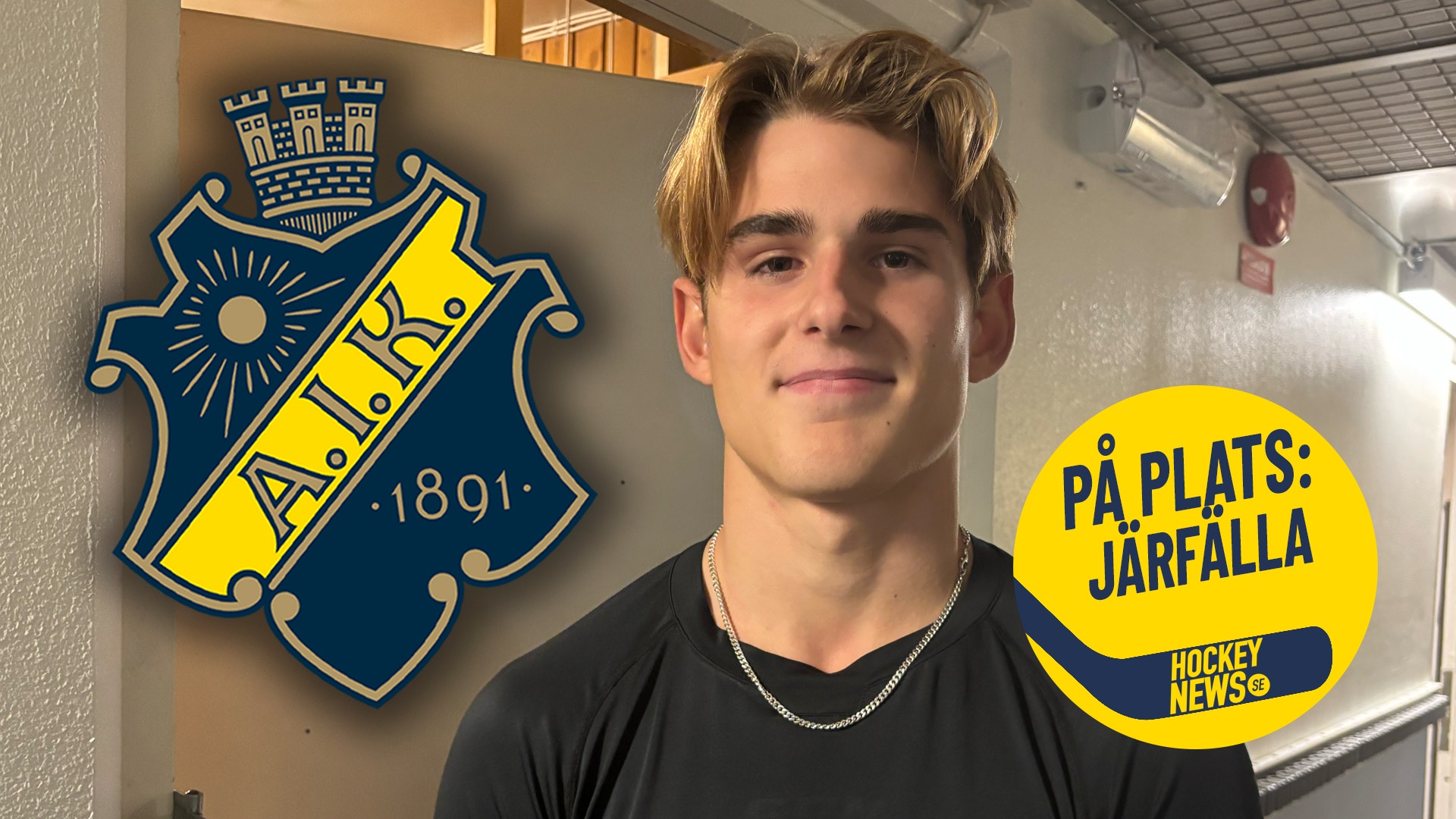 Porträtt av en ung man framför AIK:s klubblogga. Mannen bär en svart t-shirt och ett halsband. I bakgrunden syns AIK:s blå och gula emblem från 1891 och en gul bubbla med texten "På plats: Järfälla" från Hockey News.