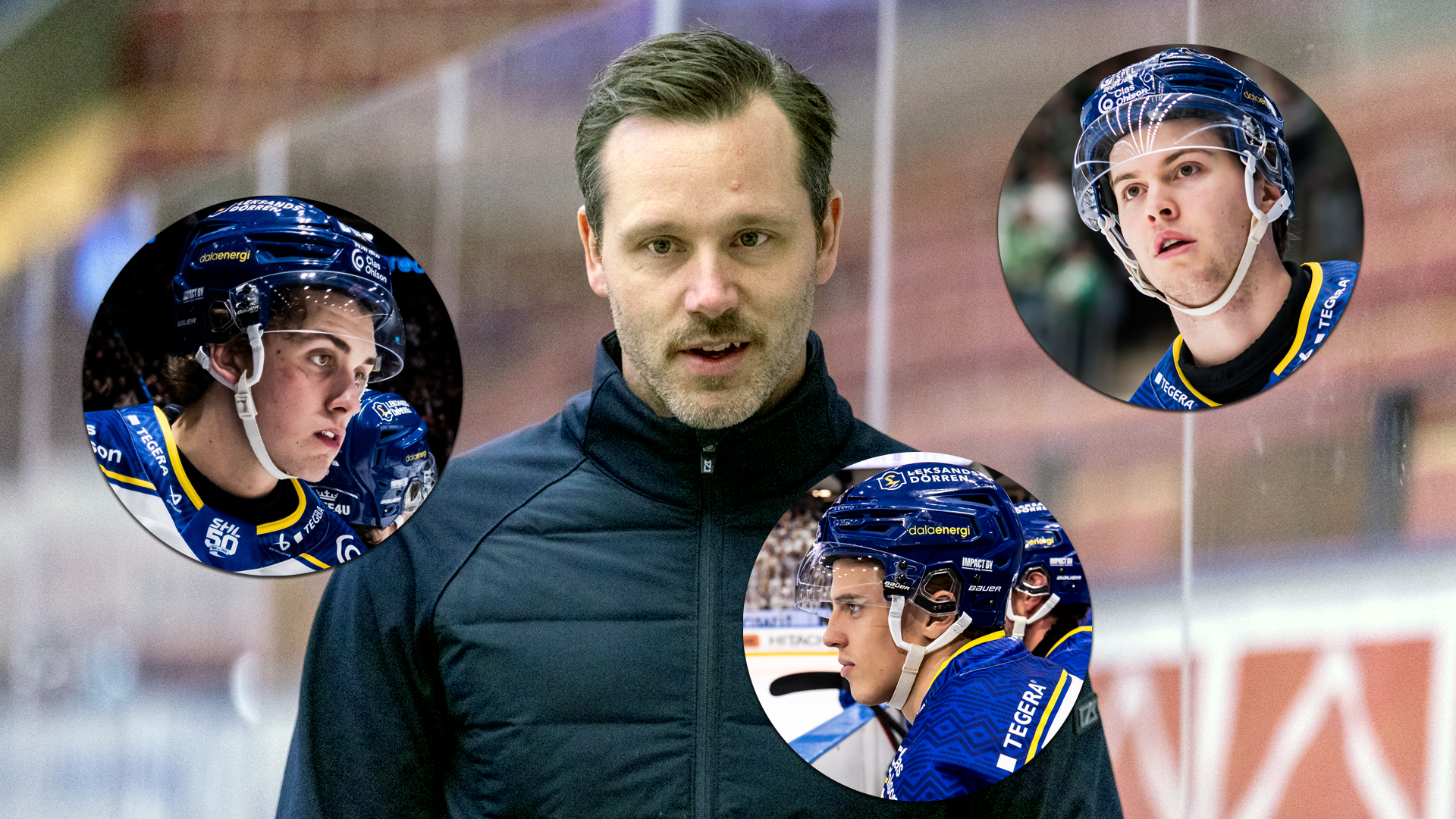 Ishockeytränare omgiven av porträtt av tre spelare i blå uniformer och hjälmar.