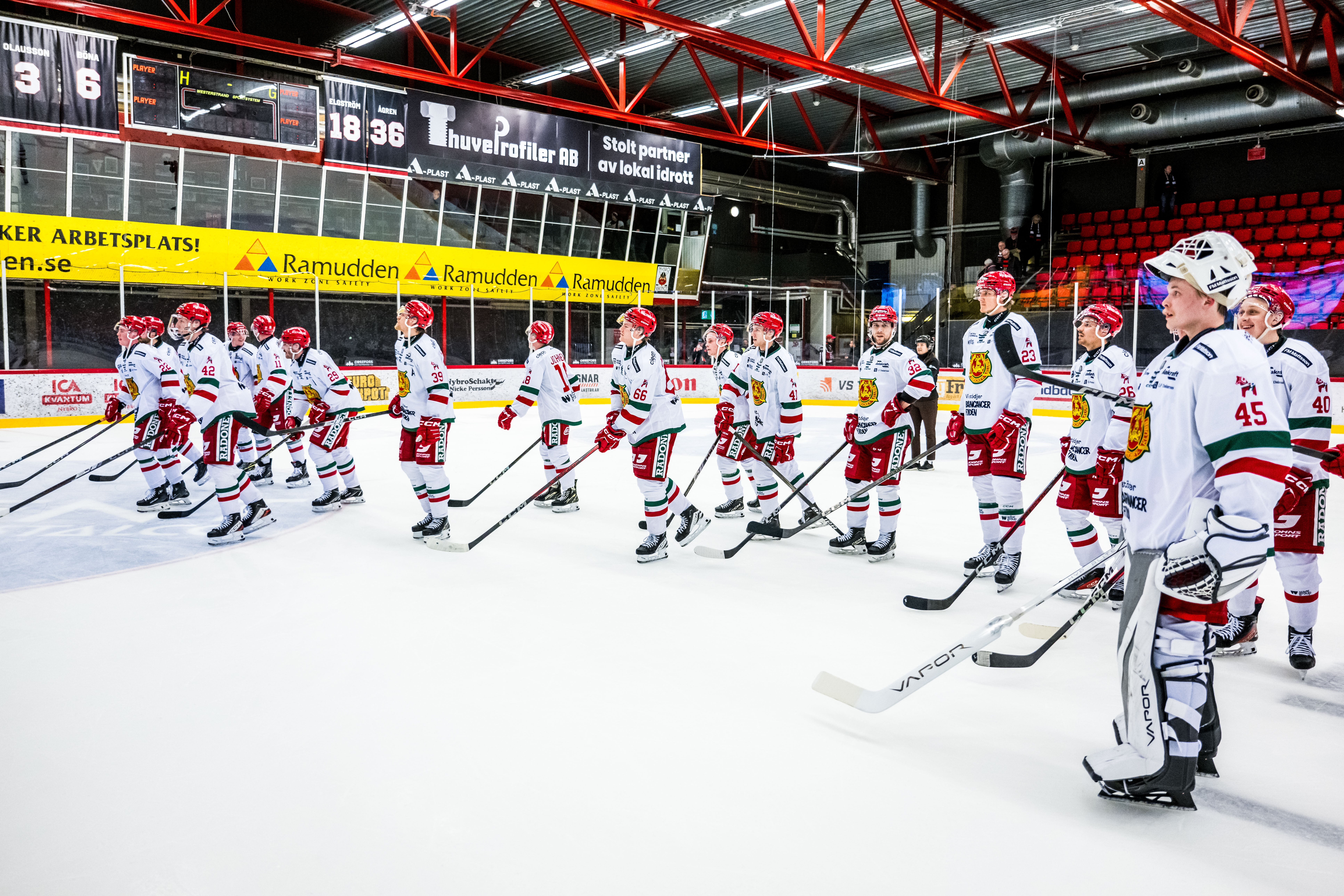 Mora IK spelare firar