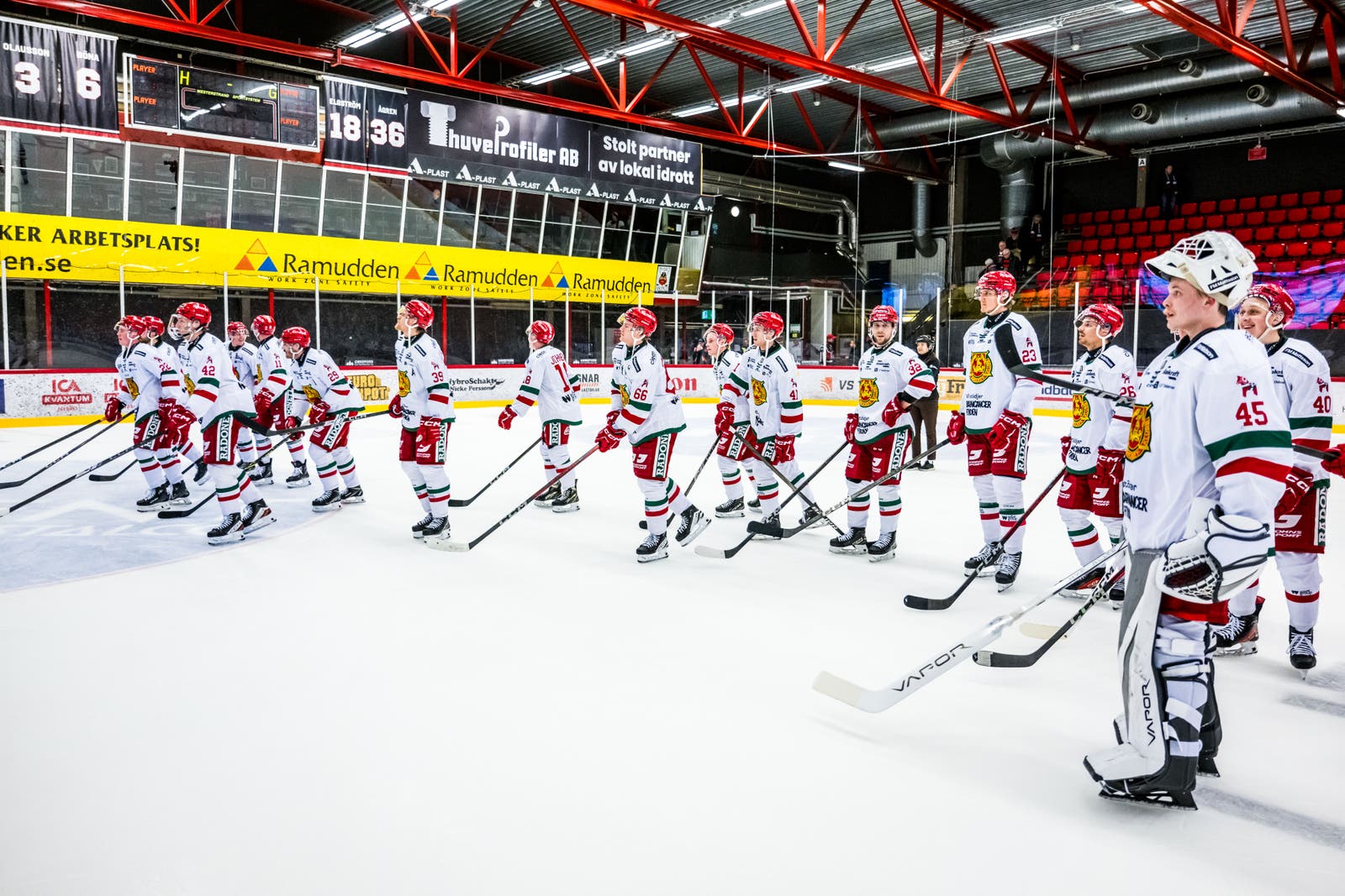 Mora IK spelare firar