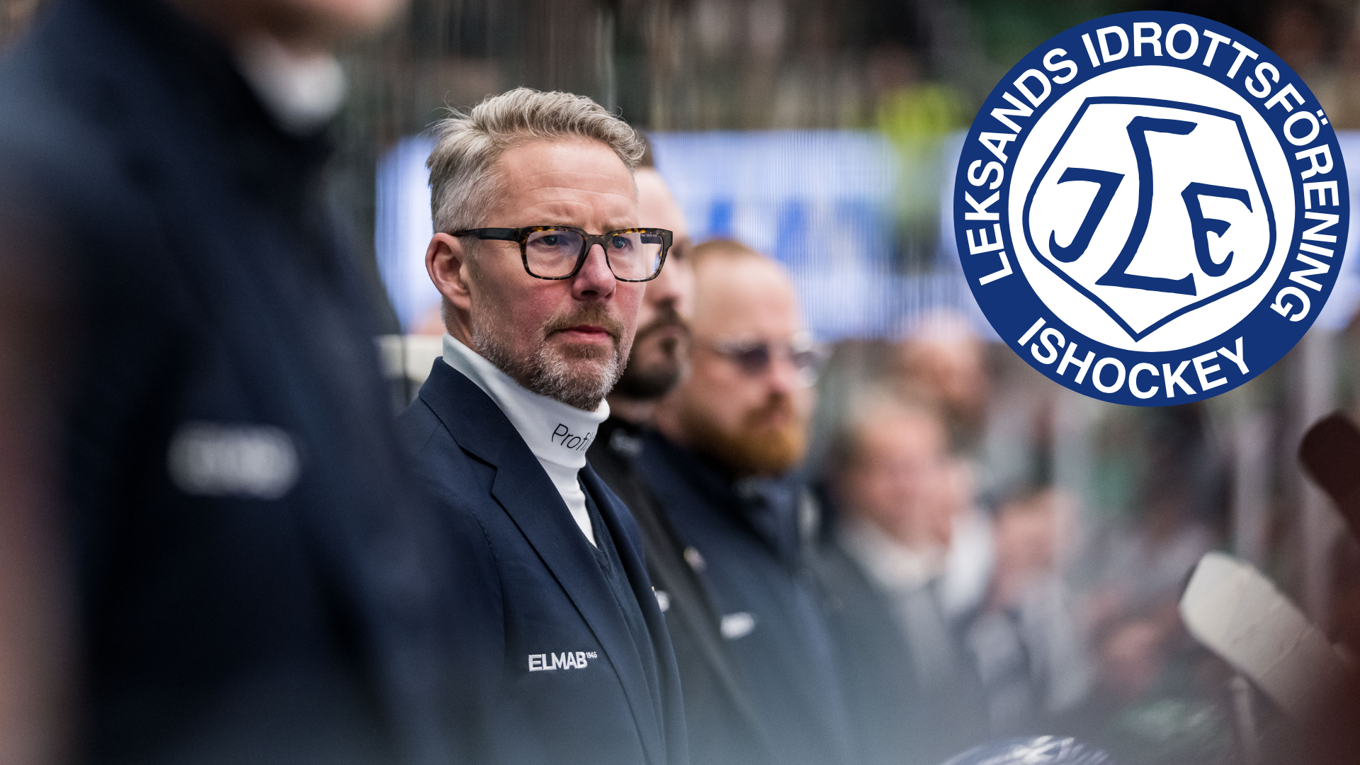 En tränare i kostym står vid sargen under en ishockeymatch, med Leksands IF:s logotyp infälld i bilden.