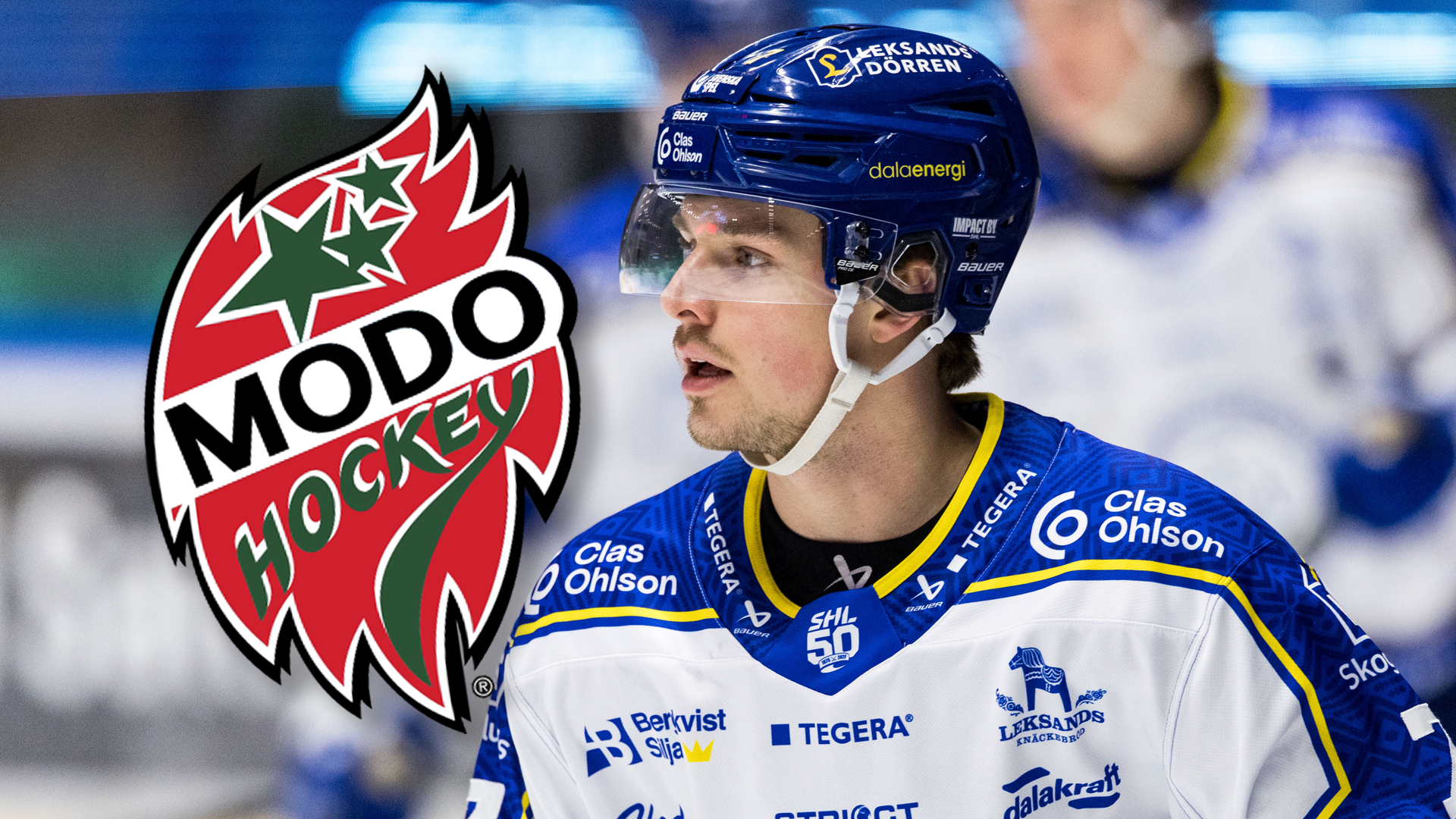 Ishockeyspelare i blå och vit Modö Hockey-tröja under en match.