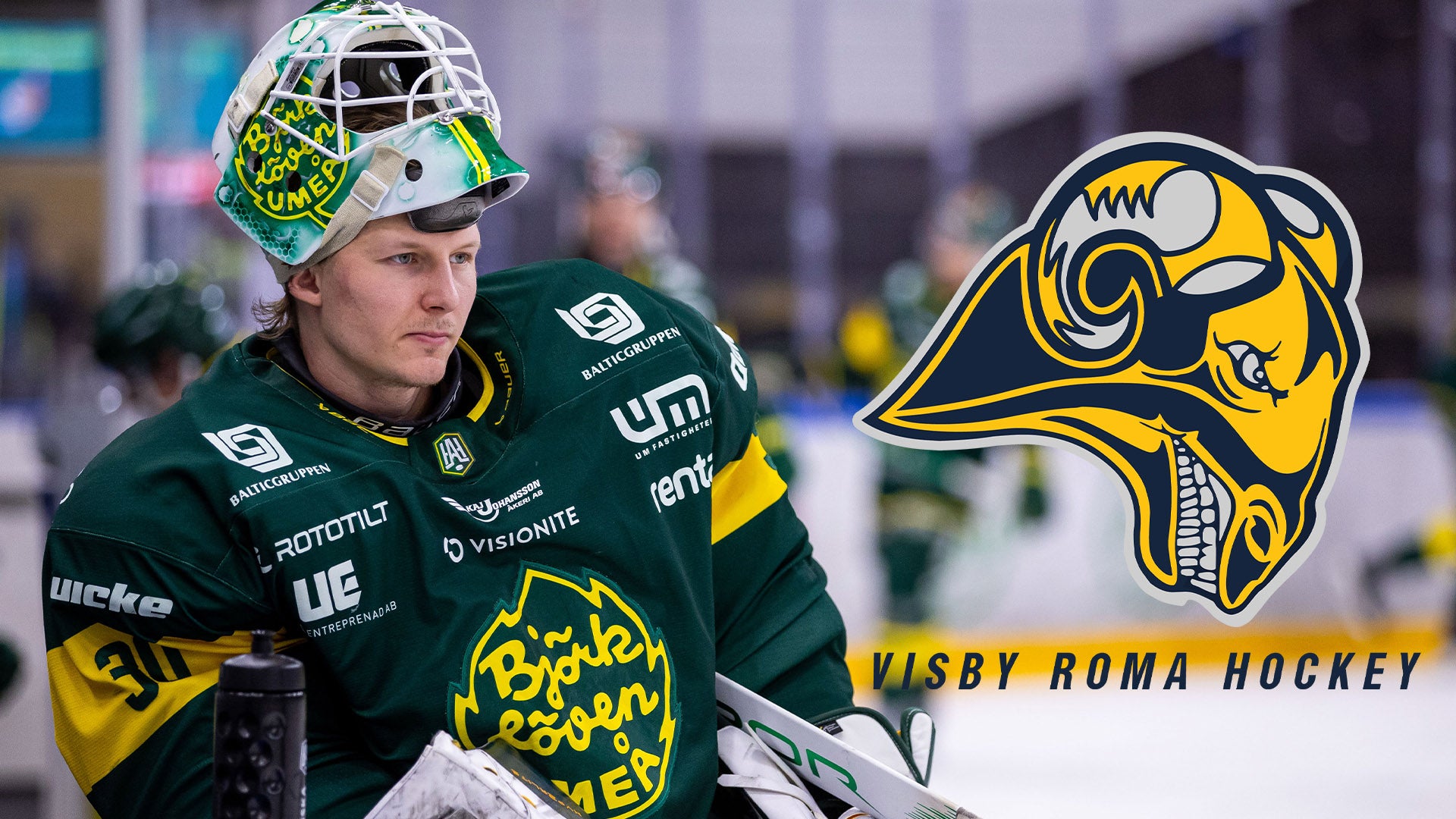 Ishockeyspelare i grönt och gult, iförd hjälm och utrustning från Visby Roma Hockey. Spelarens logotyp och lagmärke är synliga på dräkten.