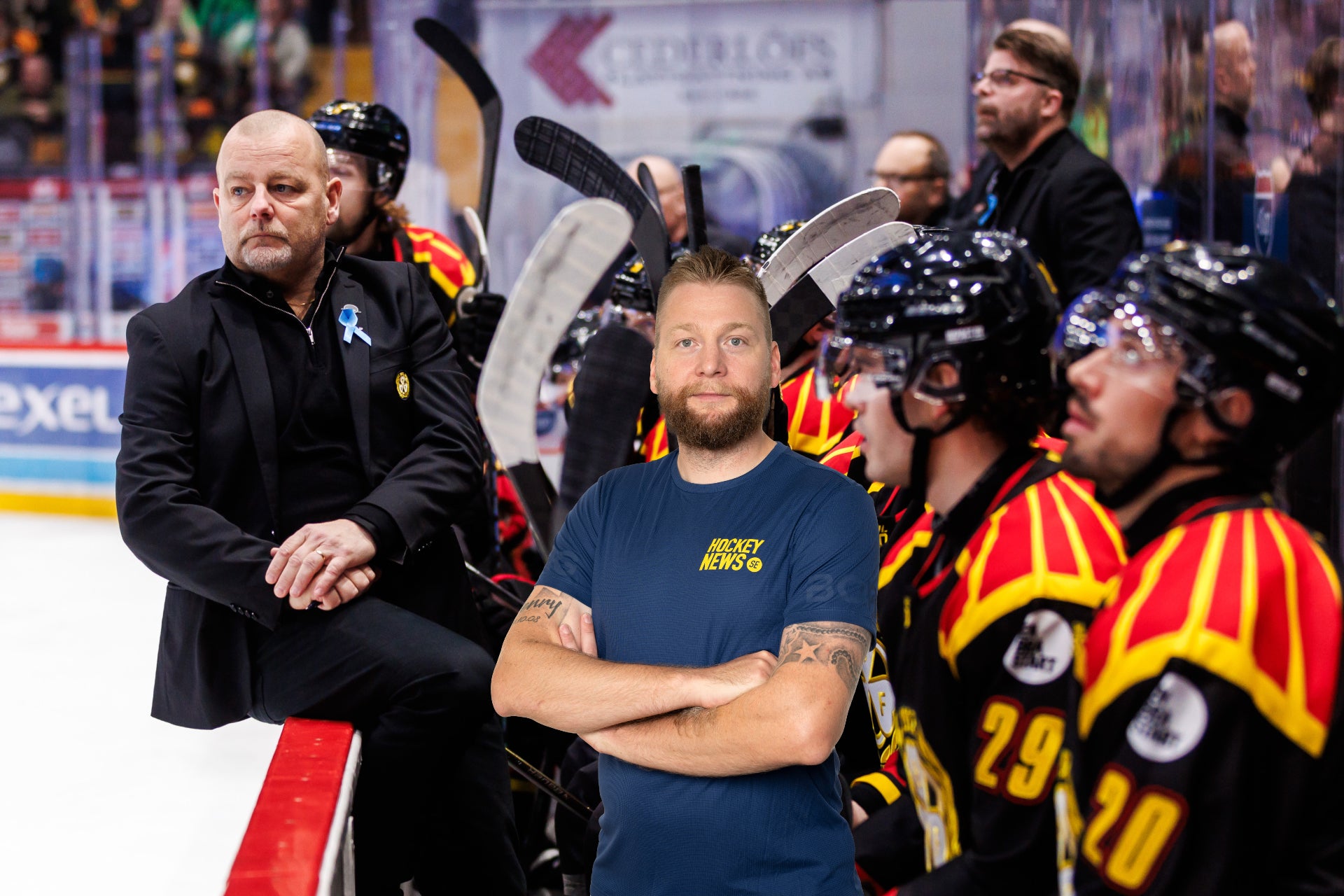 Hockeytränare sitter på bänken och observerar sitt lag under en match. Spelarna är klädda i svart och röd-gul utrustning.