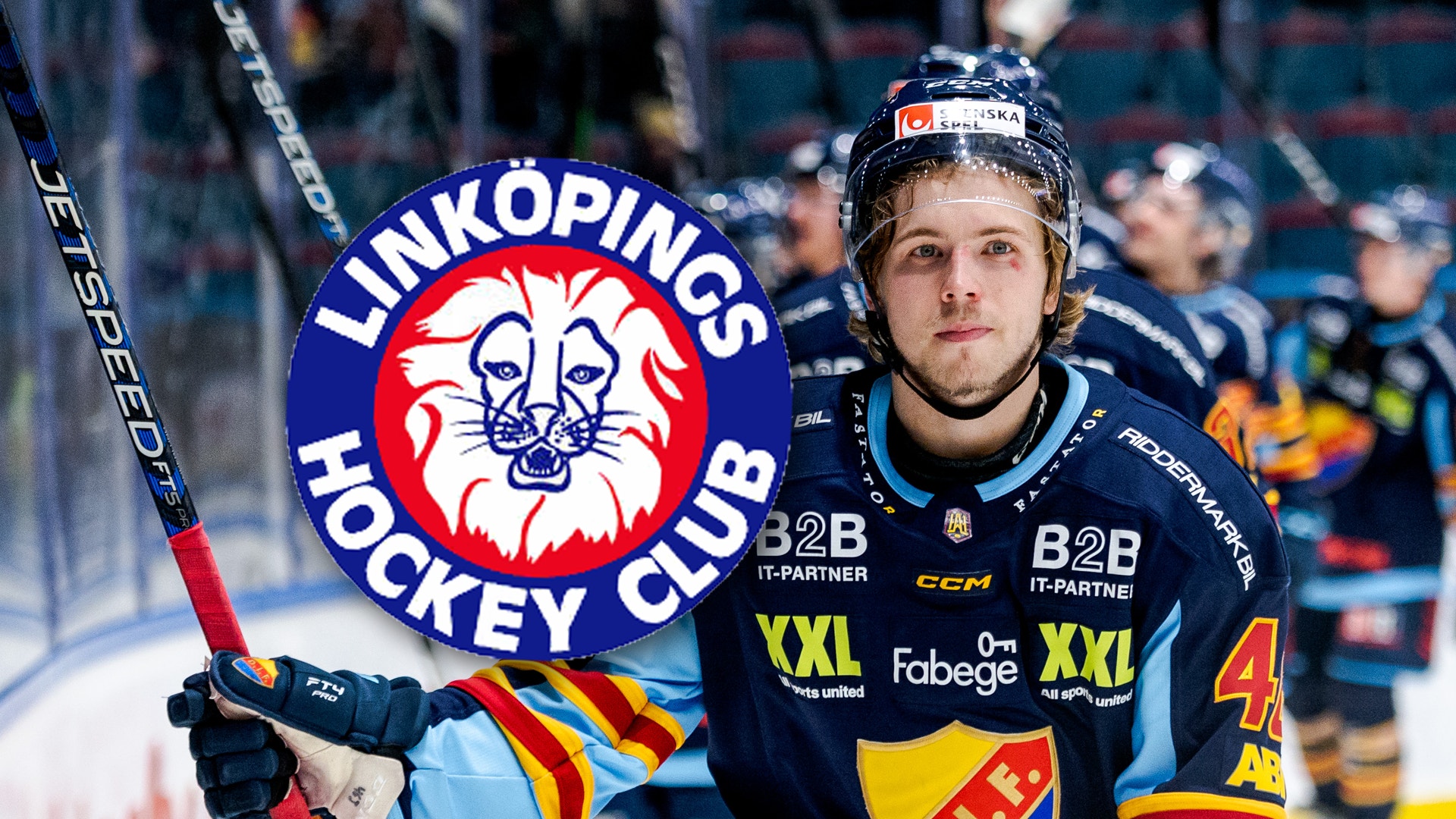 Ishockeyspelare i Linköpings Hockey Club-tröja poserar framför klubbens logotyp med en ishockeyklubbe i handen.