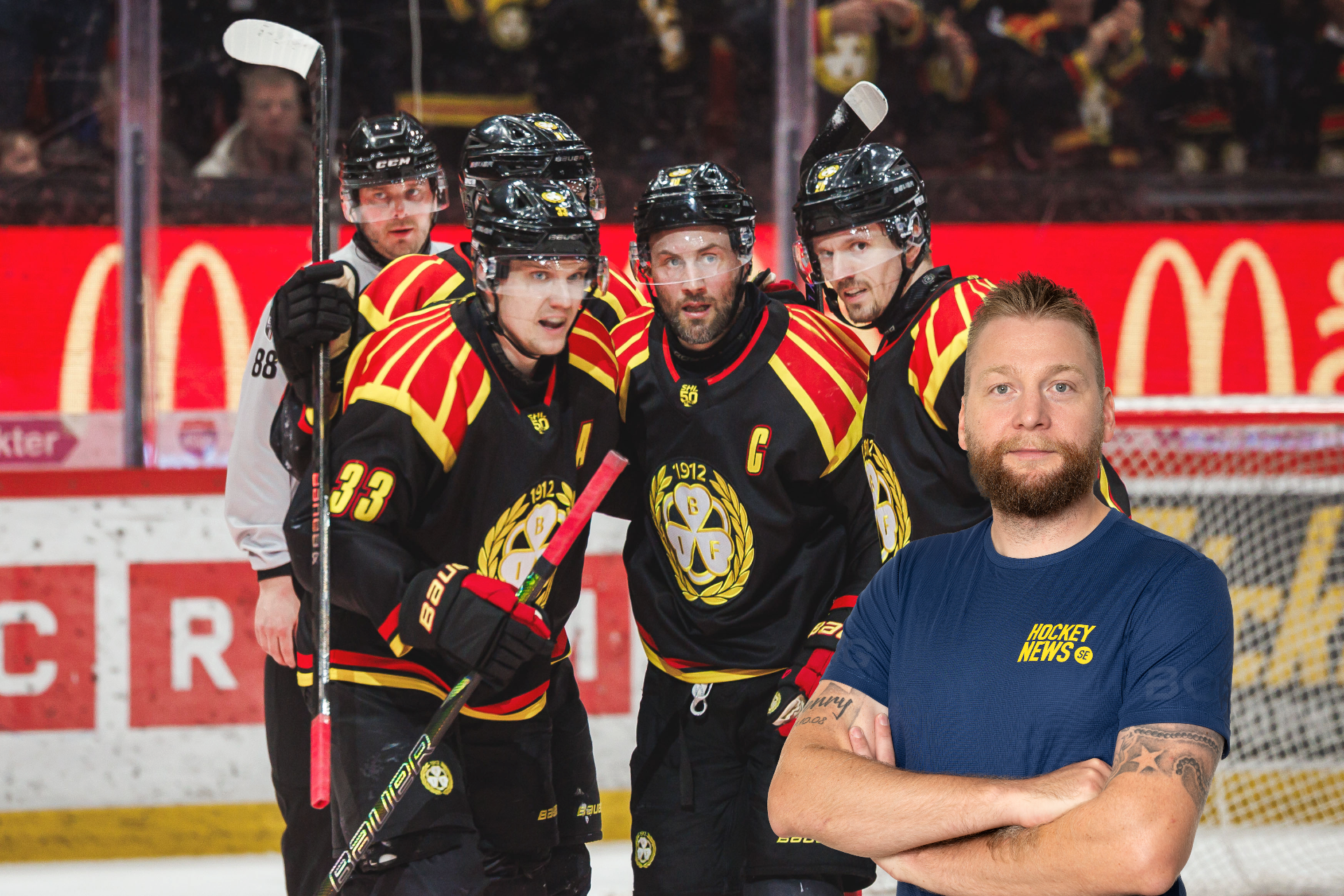 Fyra ishockeyspelare i svart och röd/gul utrustning står på isen tillsammans med en man i mörkblå t-shirt som poserar framför dem. En av spelarna håller en hockeyklubba.