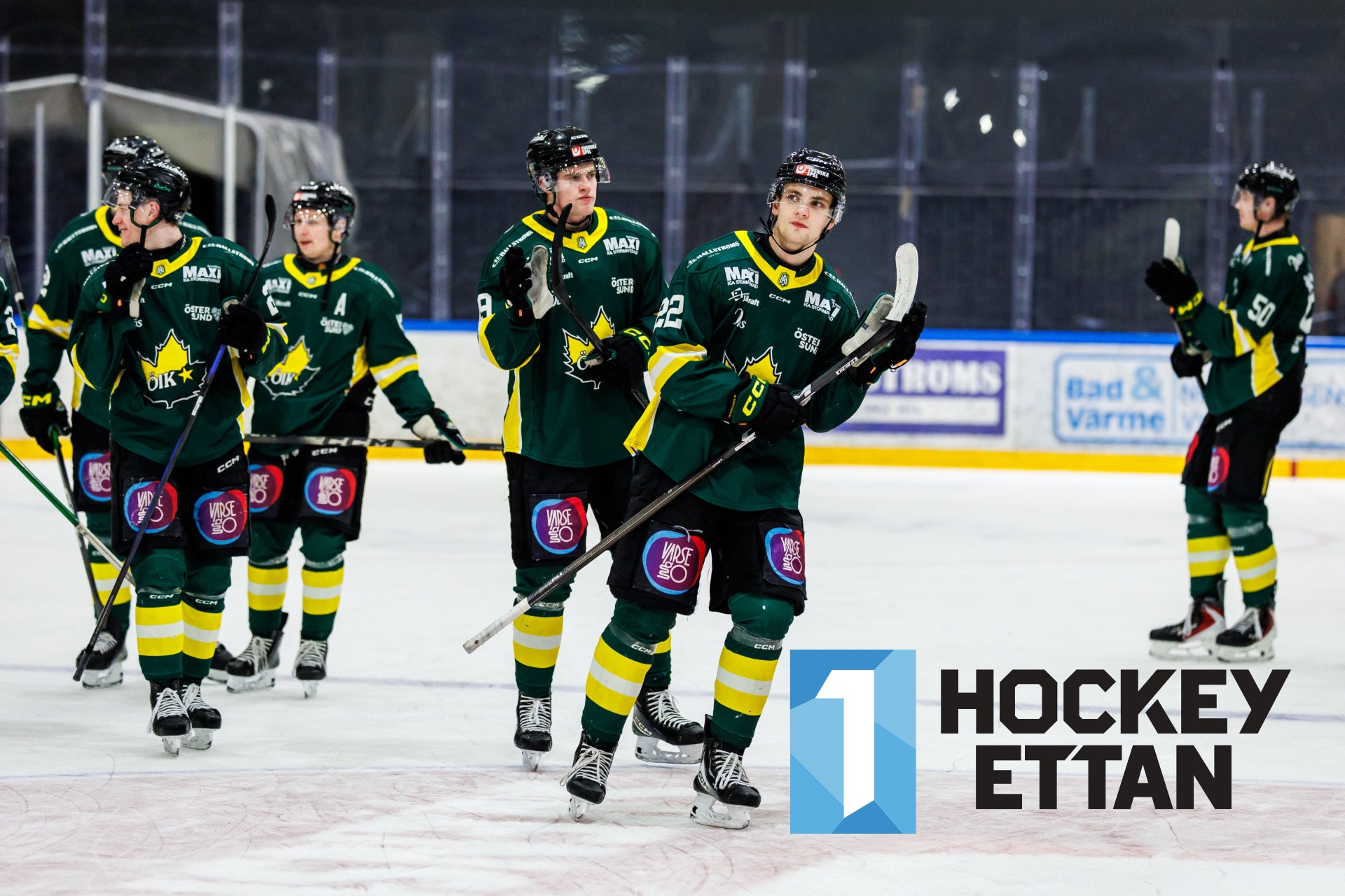 Ishockeyspelare i gröna matchtröjor åker på isen och applåderar efter en match.
