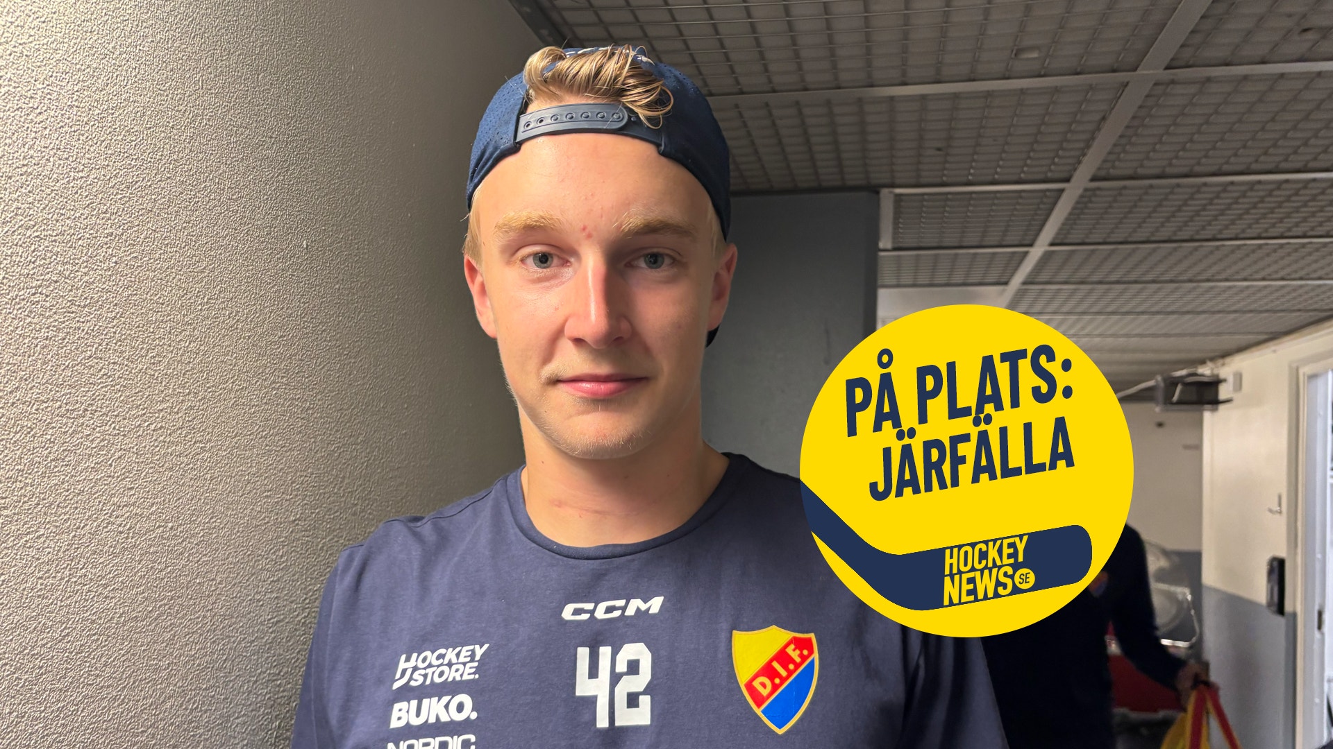 Porträttfoto av en hockeyspelar i blå träningsuniform med nummer 42. Personen bär ett blått pannband och står inomhus. Ett gult märke med texten 'PÅ PLATS: JÄRFÄLLA' och Hockey News-logga är placerat i bildens högra del.