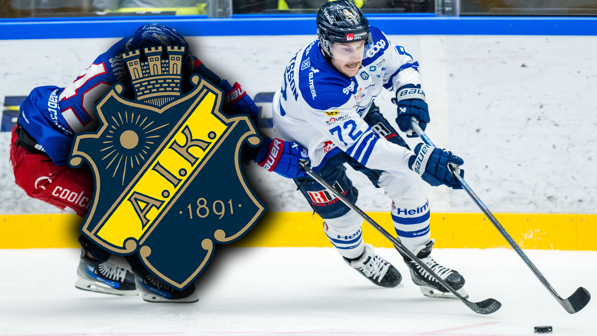 Ishockeyspelare i blå och vit tröja spelar med pucken på isen. AIK:s logga syns till vänster.