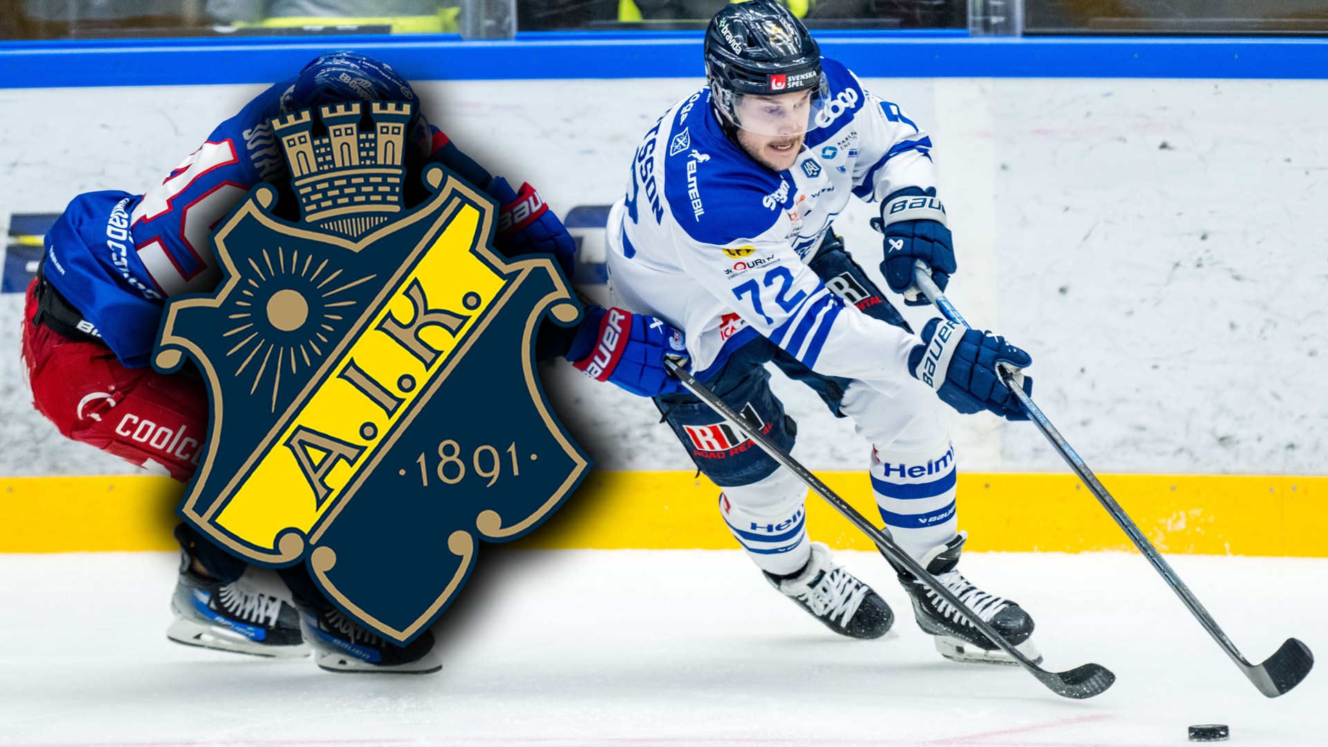 Ishockeyspelare i blå och vit tröja spelar med pucken på isen. AIK:s logga syns till vänster.