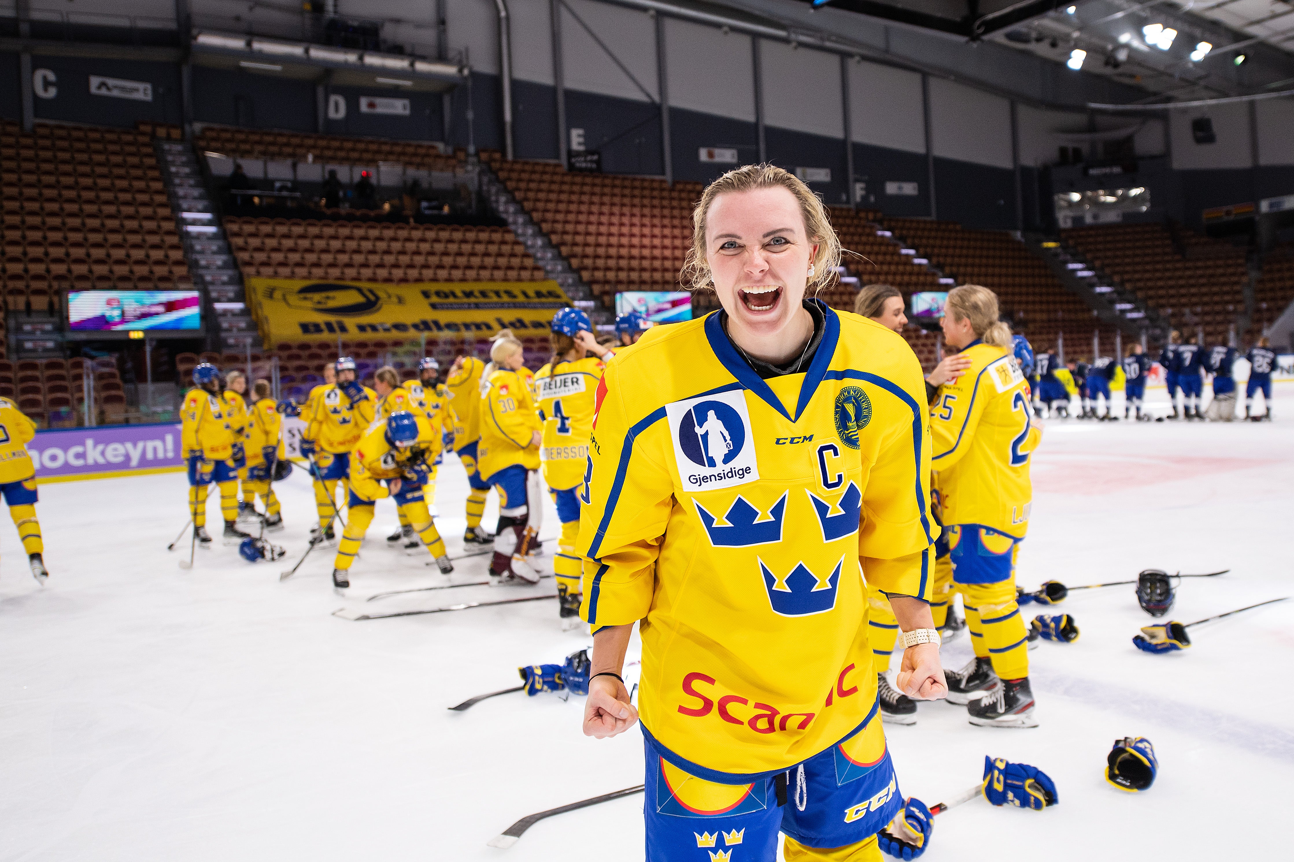 (21240) Damkronorna jublar