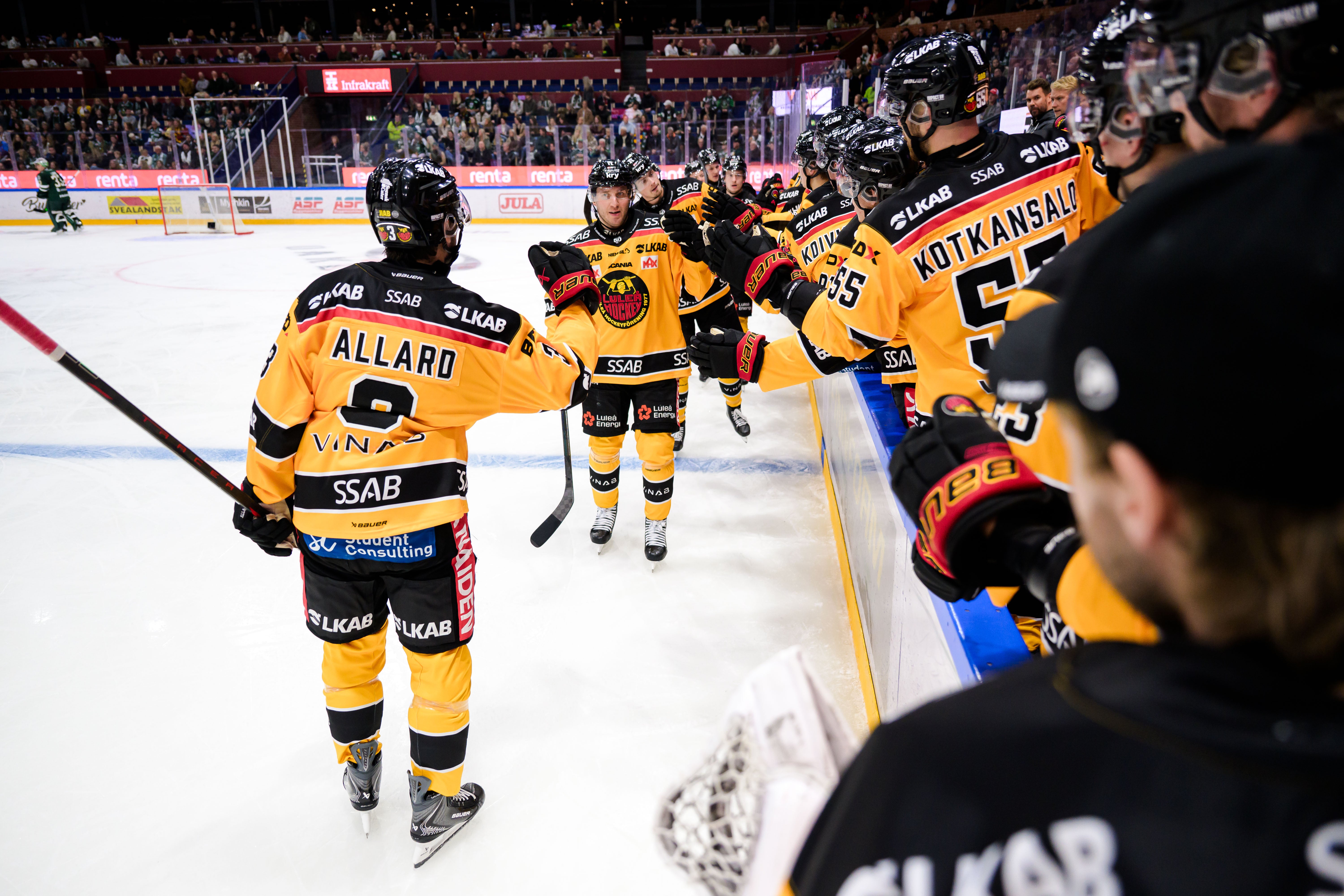 Porno anal ogriq qichqiradi Ikki lezbiyen va bir yigit anal