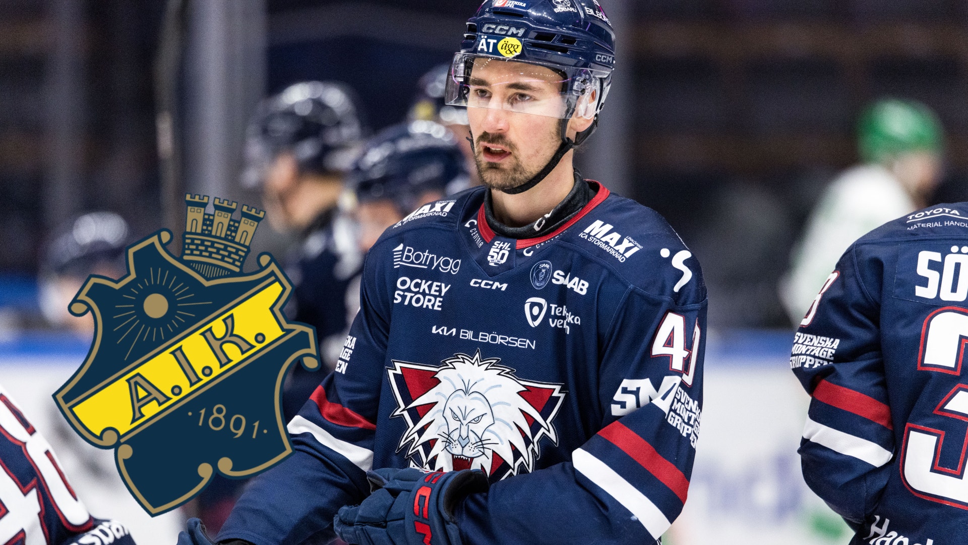Ishockeyspelare i mörkblå matchdräkt under en ishockeymatch. Spelaren bär hjälm och är fokuserad på spelet med andra spelare synliga i bakgrunden.