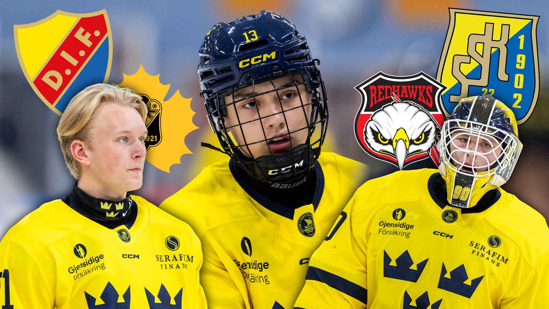 Tre svenska ishockeyspelare i gula landslagströjor med kronlogga. Spelarna är fotograferade mot en suddig bakgrund med lagloggor synliga.