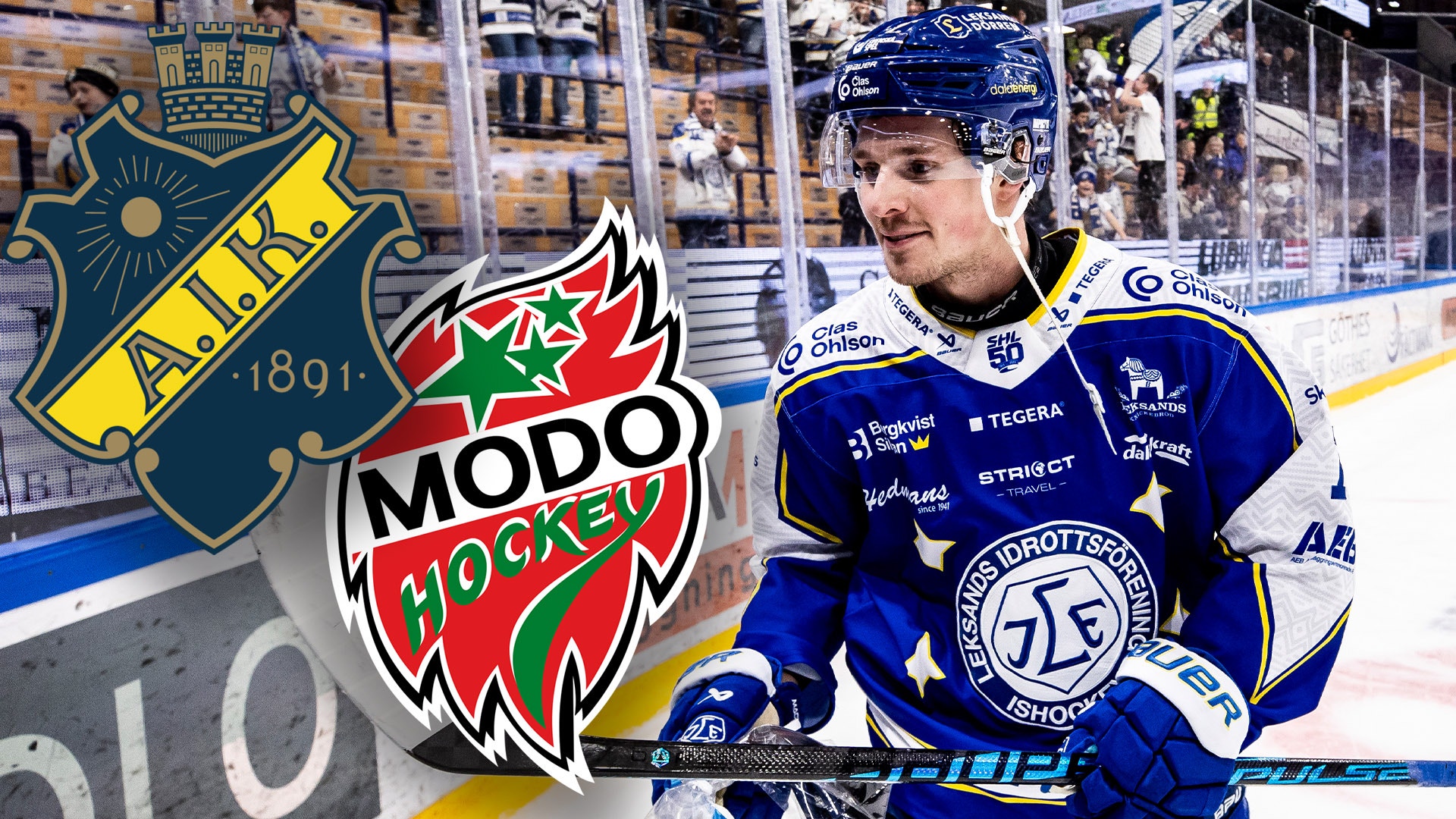 Ishockeyspelare i blå och vit matchdräkt med hjälm, fotograferad under en match. Flera lag- och sponsorlogotyper syns på tröjan.