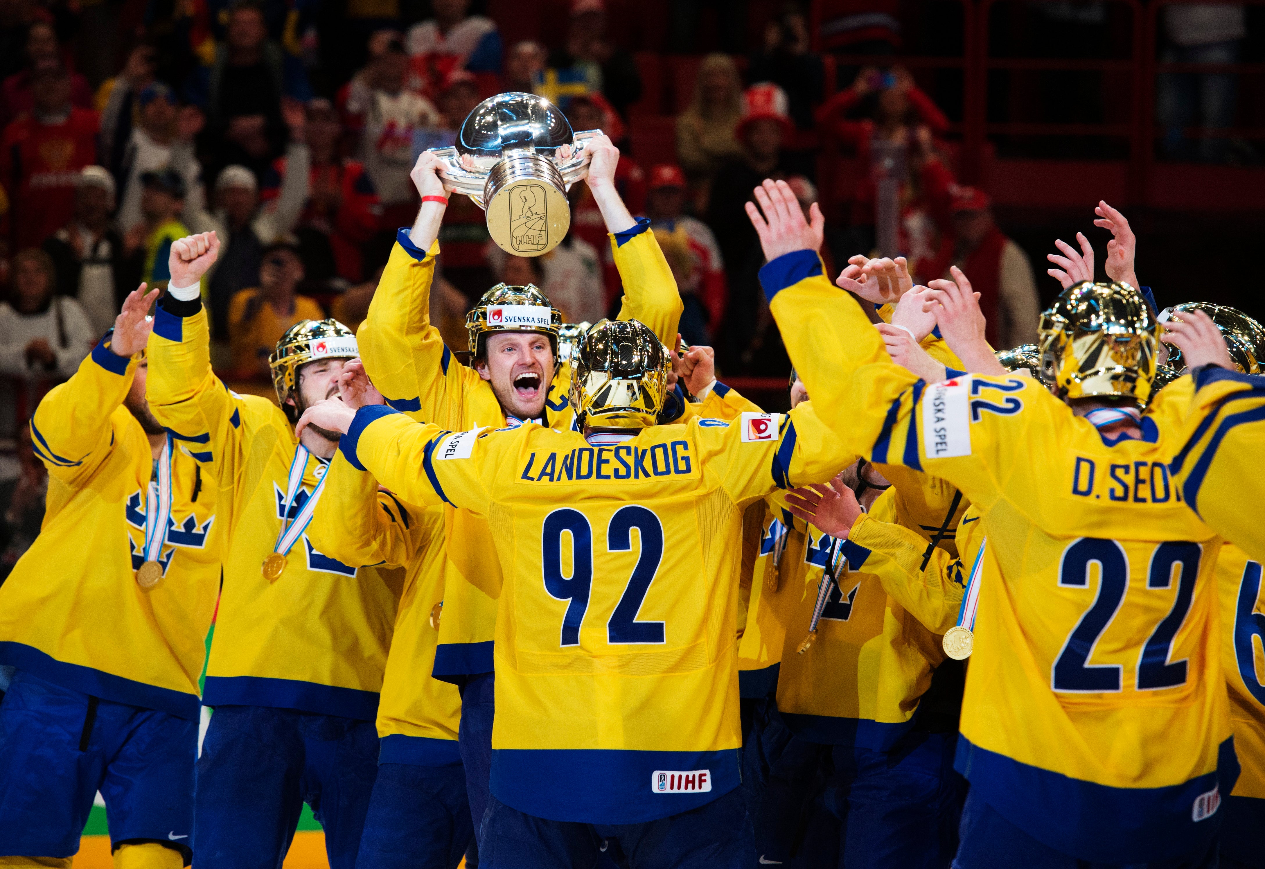 (28853) Staffan Kronwall lyfter VM-bucklan.