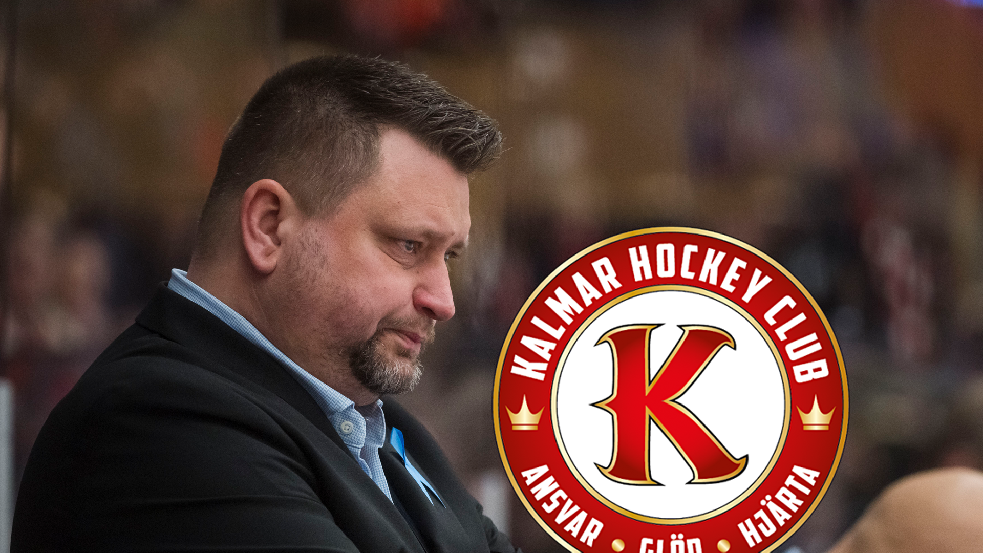 Man i mörk kostym och ljusblå skjorta sitter framför Kalmar Hockey Clubs logotyp. Bakgrunden visar en suddig publik.