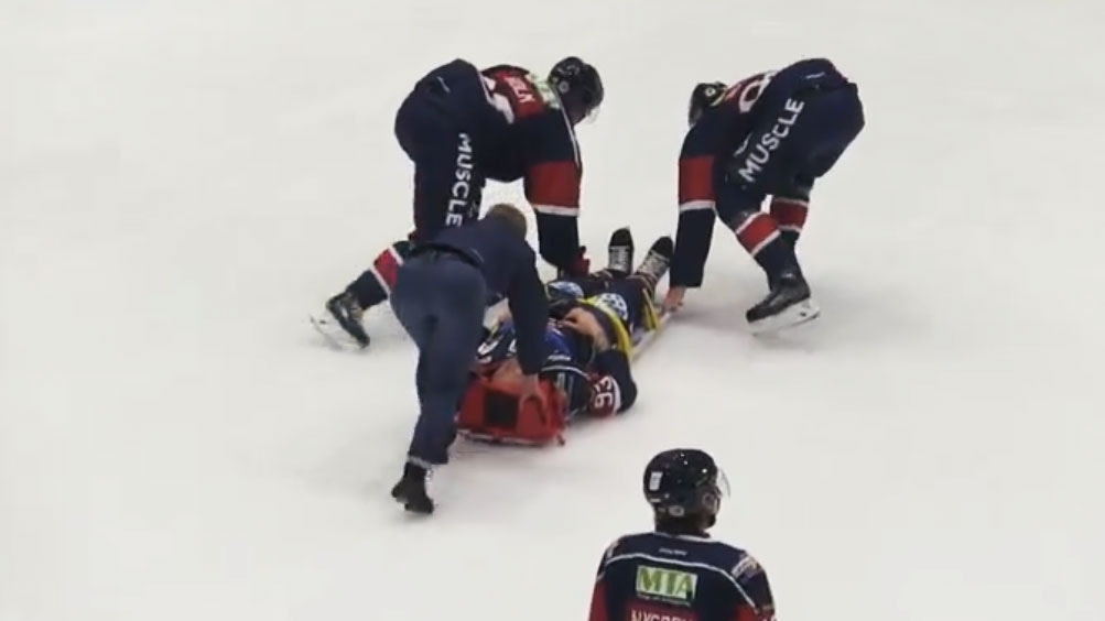 (4238) Anton Malmberg ut på bår