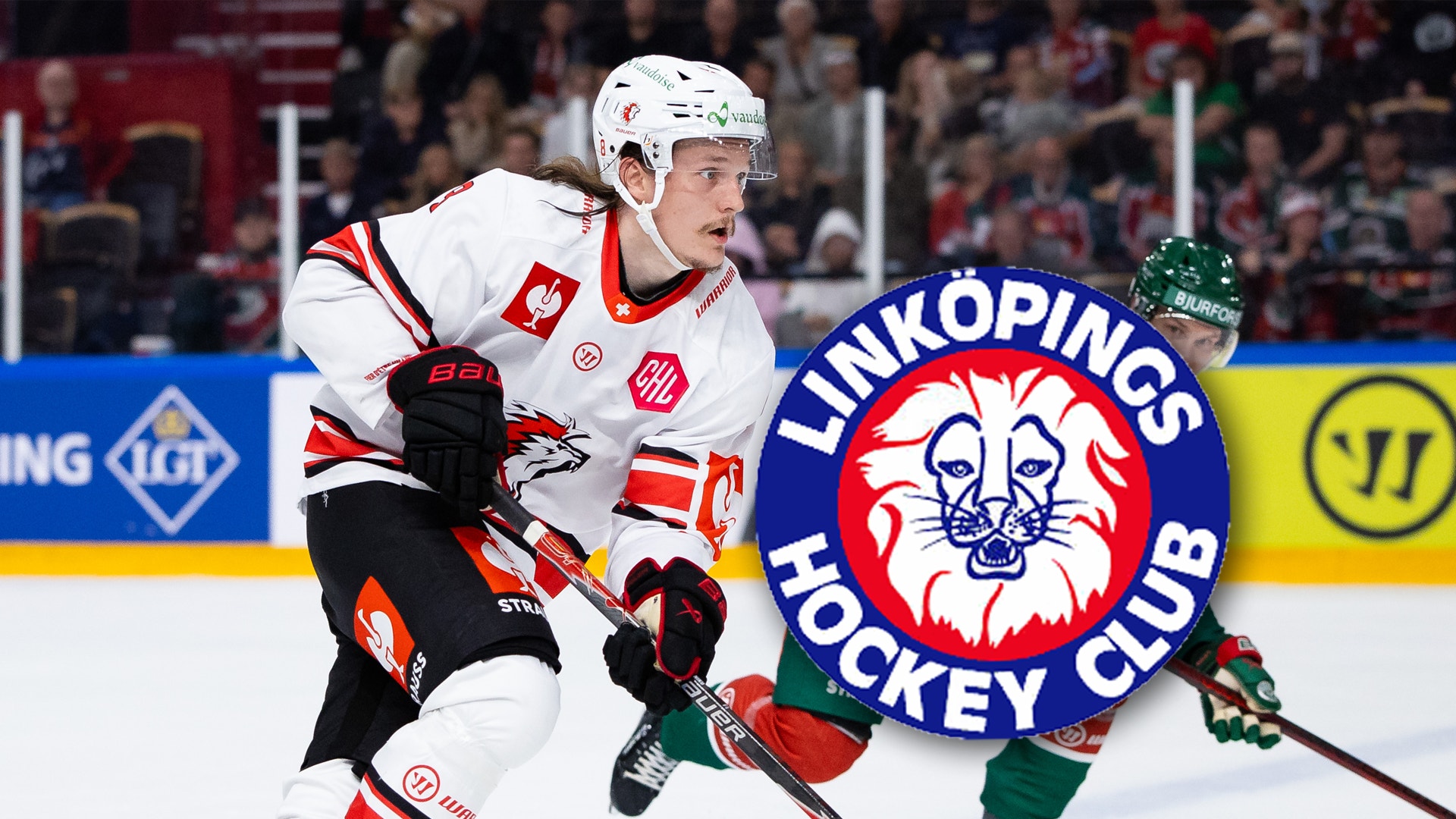 En ishockeyspelare i vit matchtröja åker skridskor på isen under en match, med Linköpings Hockey Club-logotyp i förgrunden.