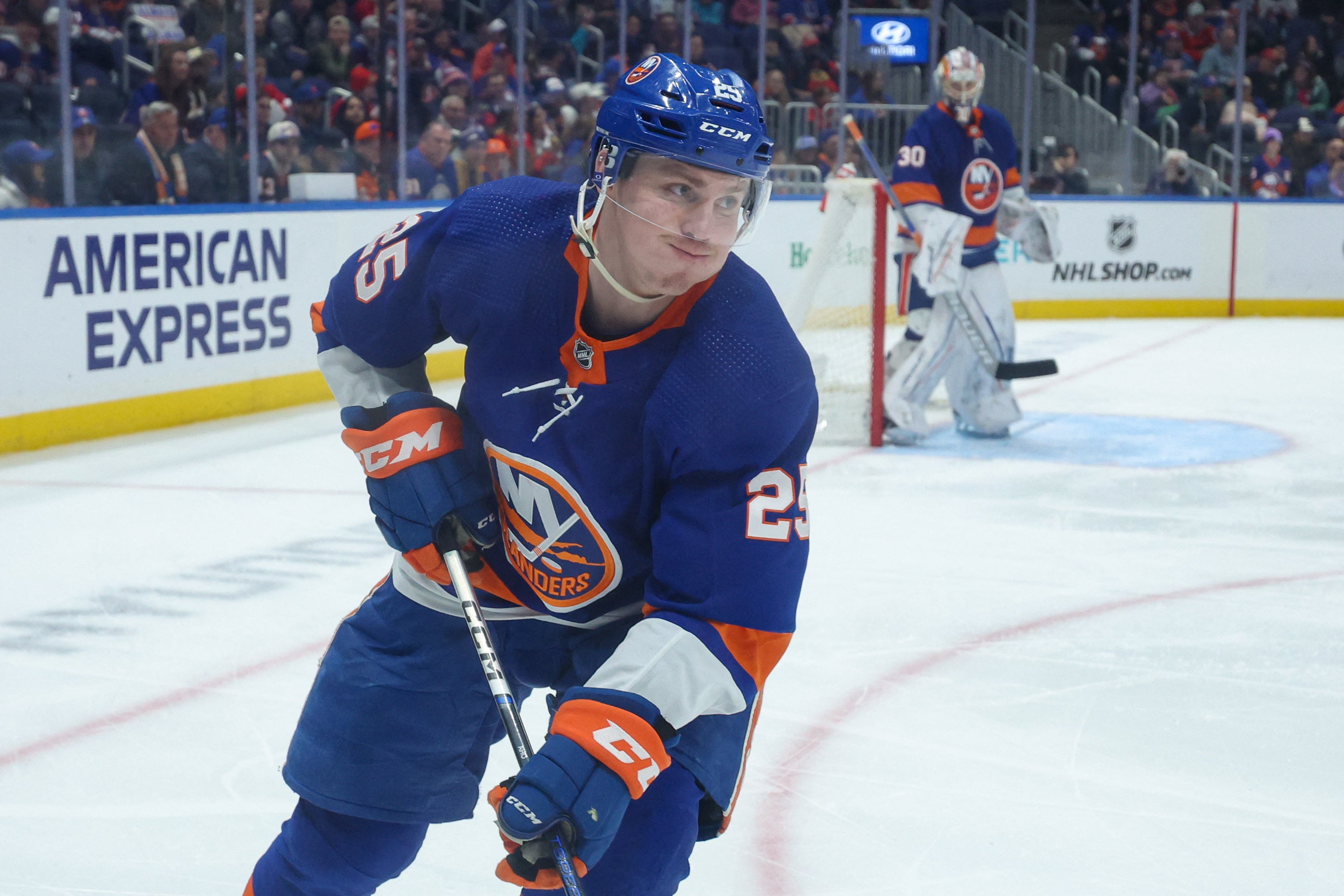 Ishockeyspelare i blå New York Islanders-tröja under en match på isen.