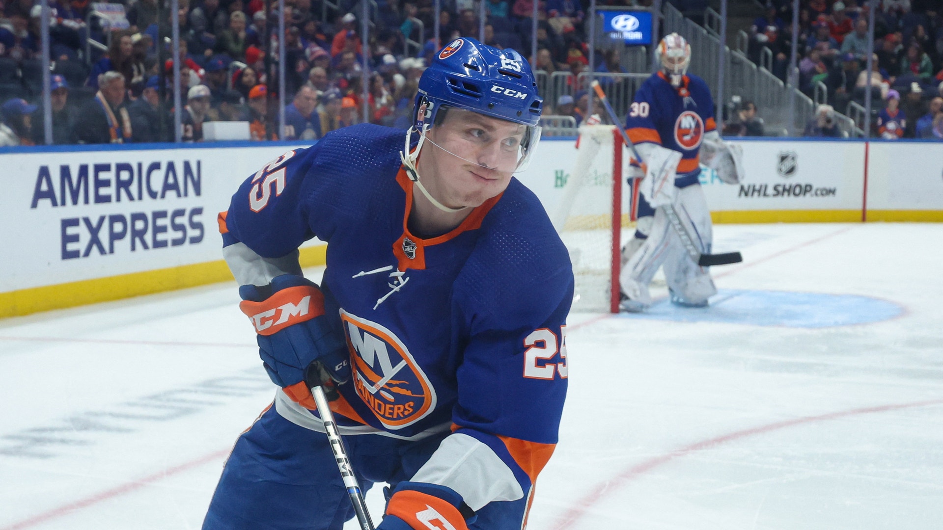 Ishockeyspelare i blå New York Islanders-tröja under en match på isen.