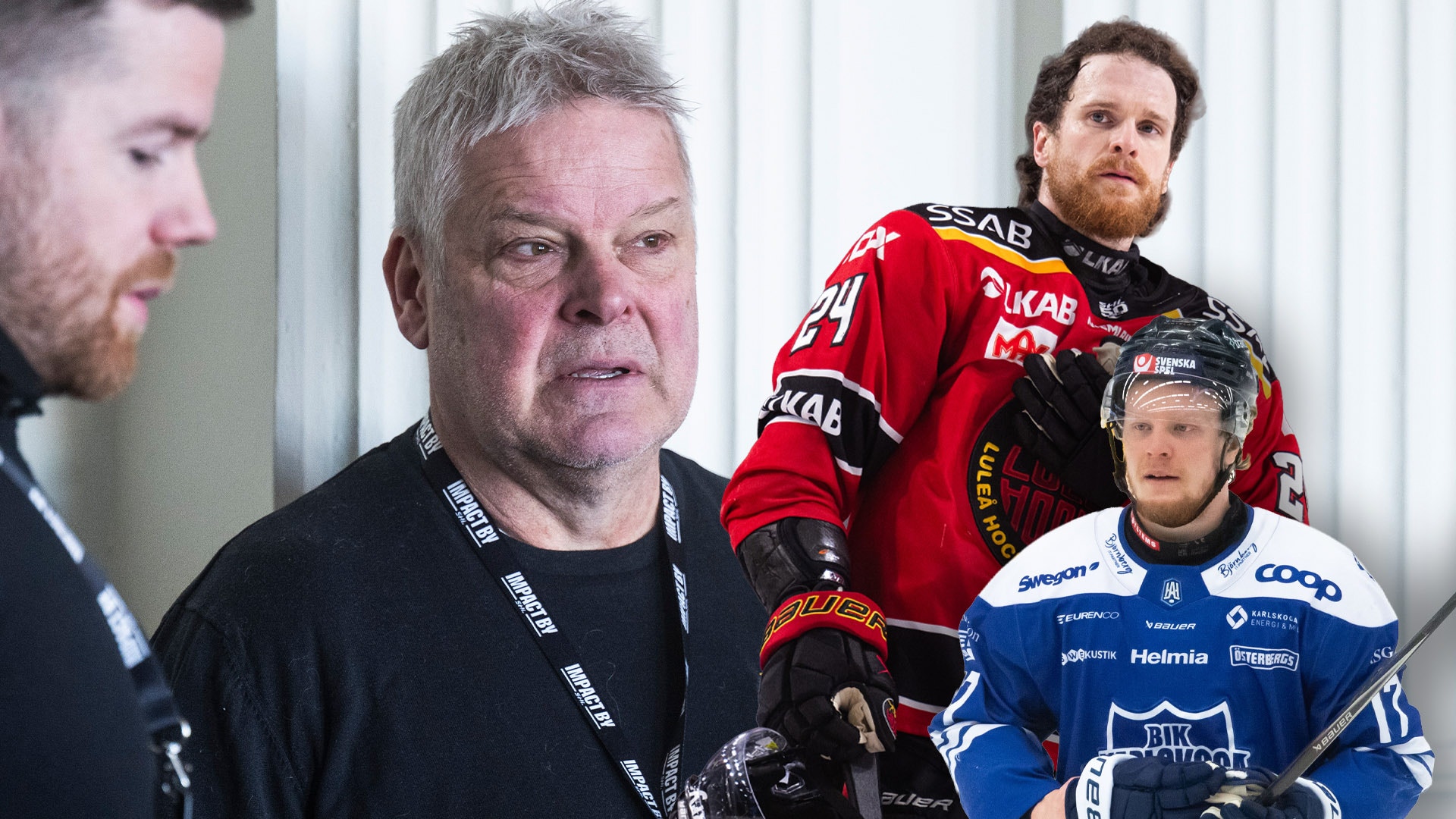 En man i svart kläder med ID-kort vid en hockeymatch, med två hockeyspelare i lagtröjor bakom honom.