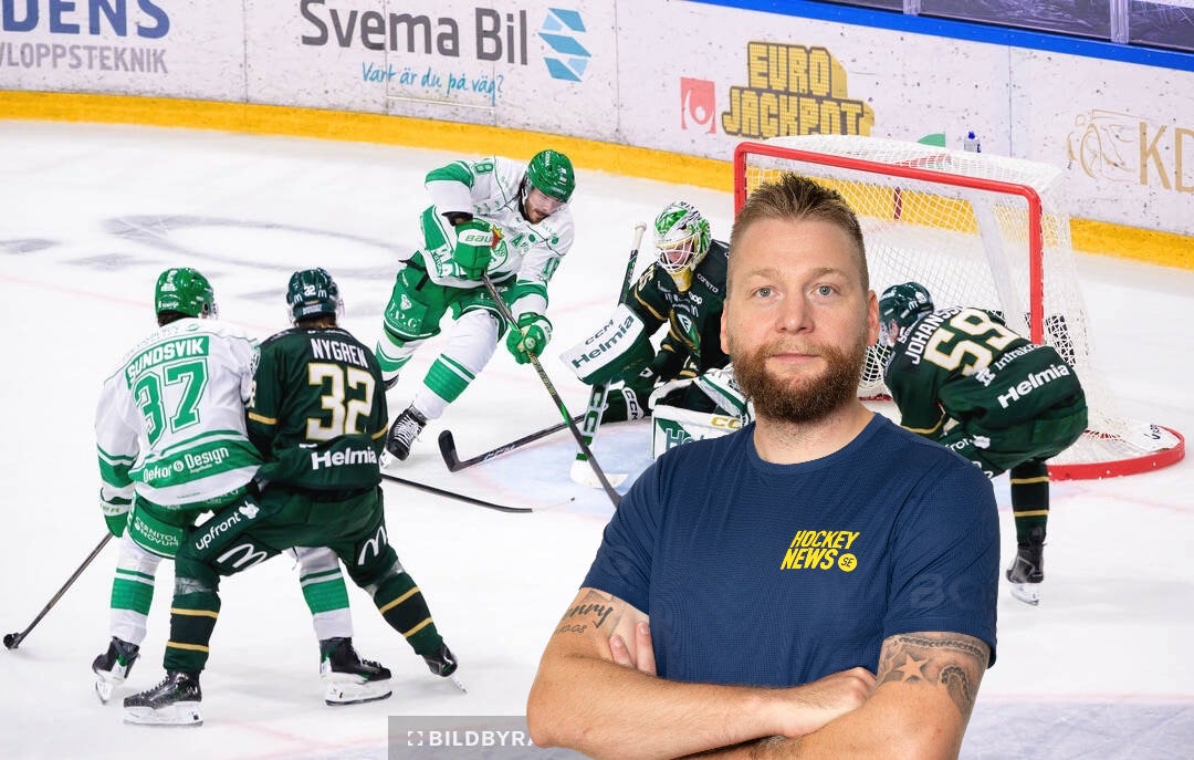 En man med skägg och Hockey News-t-shirt står med armarna korsade framför en bild från en ishockeymatch där spelare i vita och gröna tröjor kämpar om pucken framför ett mål.