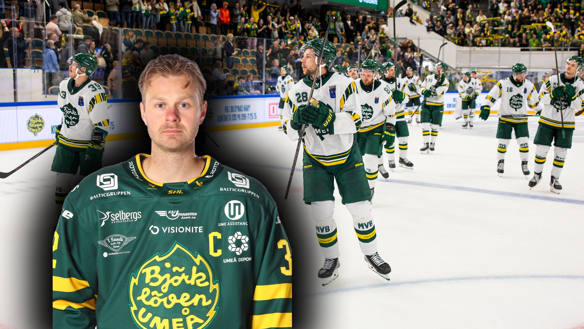 Ishockeyspelare i grön och gul lagdräkt porträtterad framför sitt lag som står på isen med fullsatta läktare i bakgrunden.