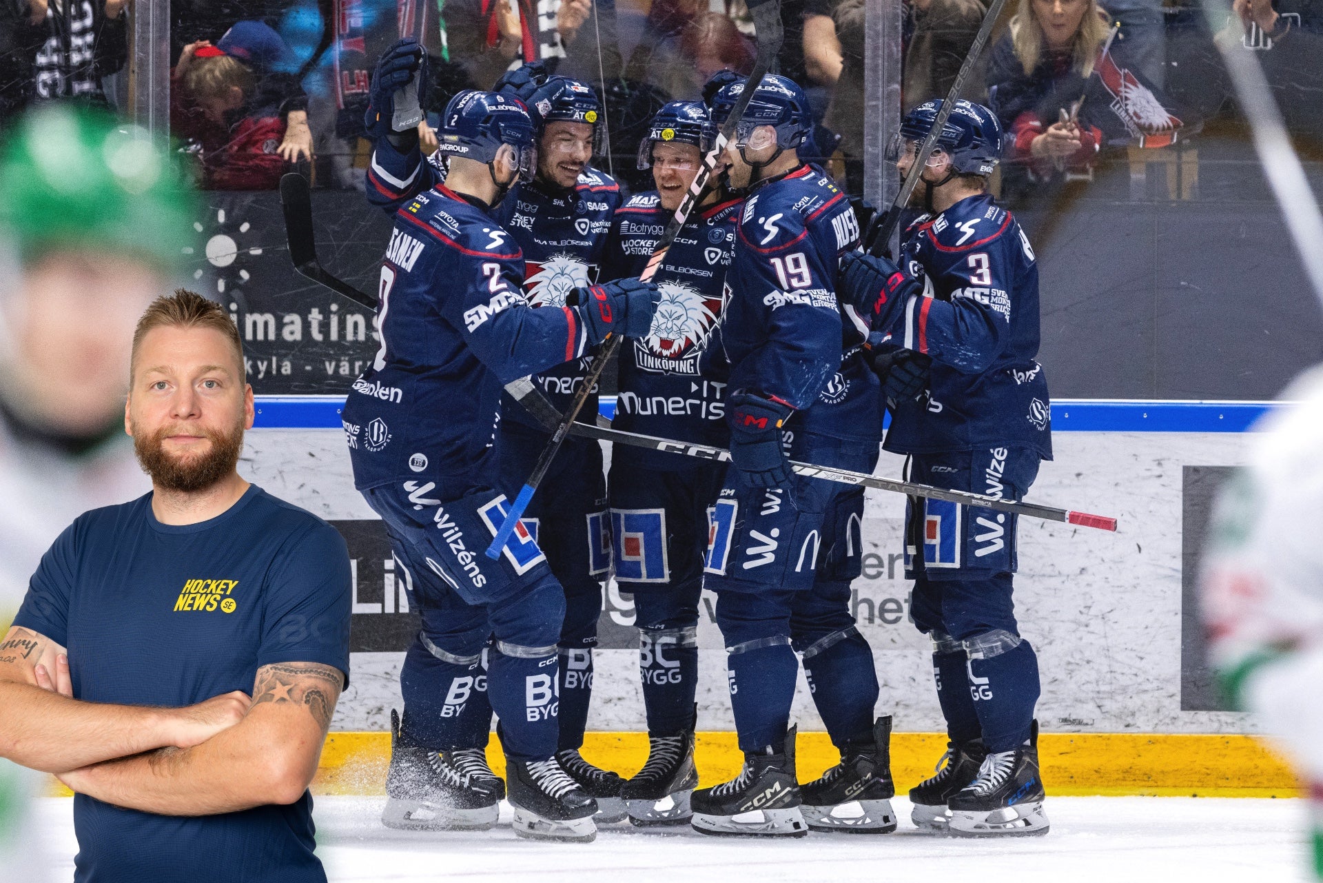 En man i mörkblå tröja står framför en grupp hockeyspelare i mörkblå uniformer på isen.