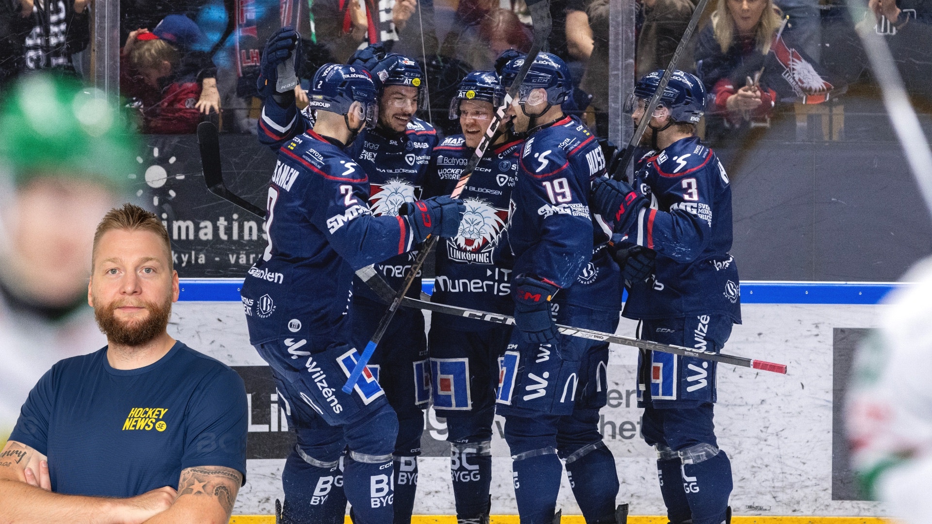 En man i mörkblå tröja står framför en grupp hockeyspelare i mörkblå uniformer på isen.