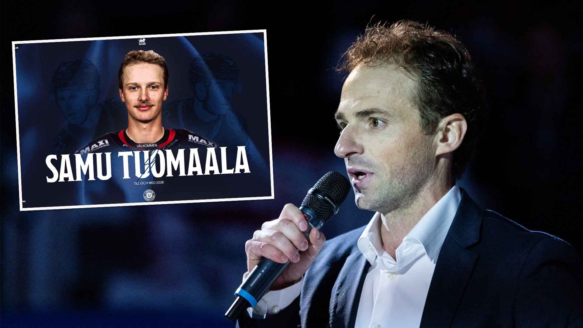 En man talar i en mikrofon framför en mörk bakgrund, med ett porträtt av ishockeyspelaren Samu Tuomaala synligt i ett fönster till vänster.