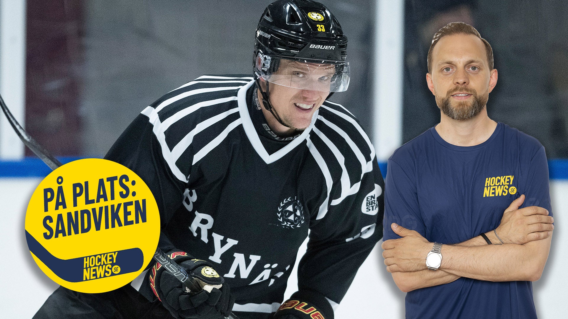Ishockeyspelare i svart tröja med vita ränder under match, tillsammans med en man i marinblå tröja med Hockey News-logotyp. Gul cirkel med texten 'På plats: Sandviken' och Hockey News-logotyp överlagd på bilden.