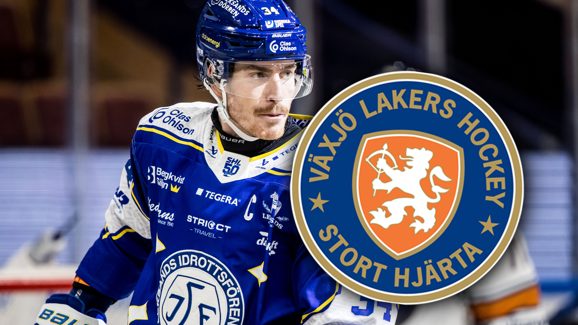 Ishockeyspelare i blå tröja för Växjö Lakers Hockey, med lagloggan synlig i förgrunden.