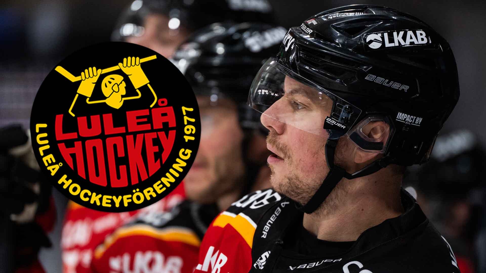 Ishockeyspelare i svart hjälm och tröja under en match. I bakgrunden syns Luleå HF:s logotyp och sponsorlogotyper.