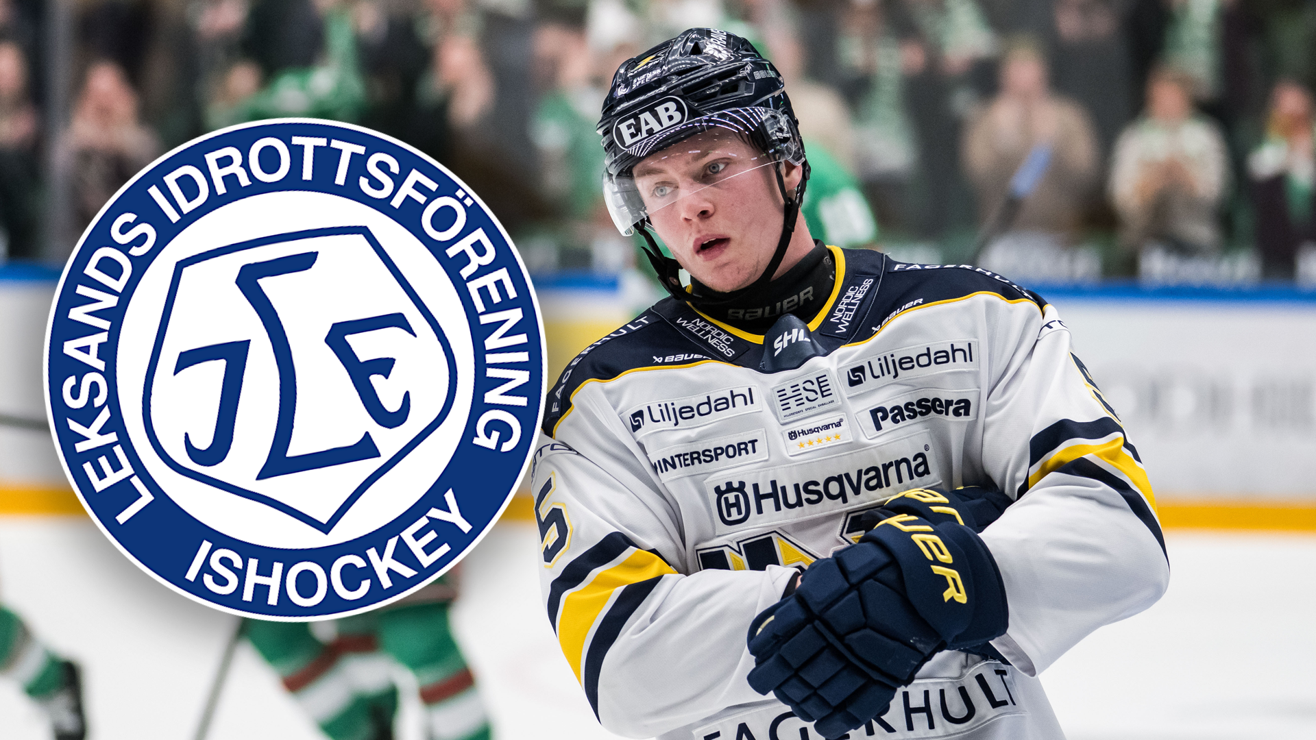 Ishockeyspelare i vit och blå matchdräkt på isen under en match. Leksands Idrottsförenings logotyp är synlig i förgrunden.