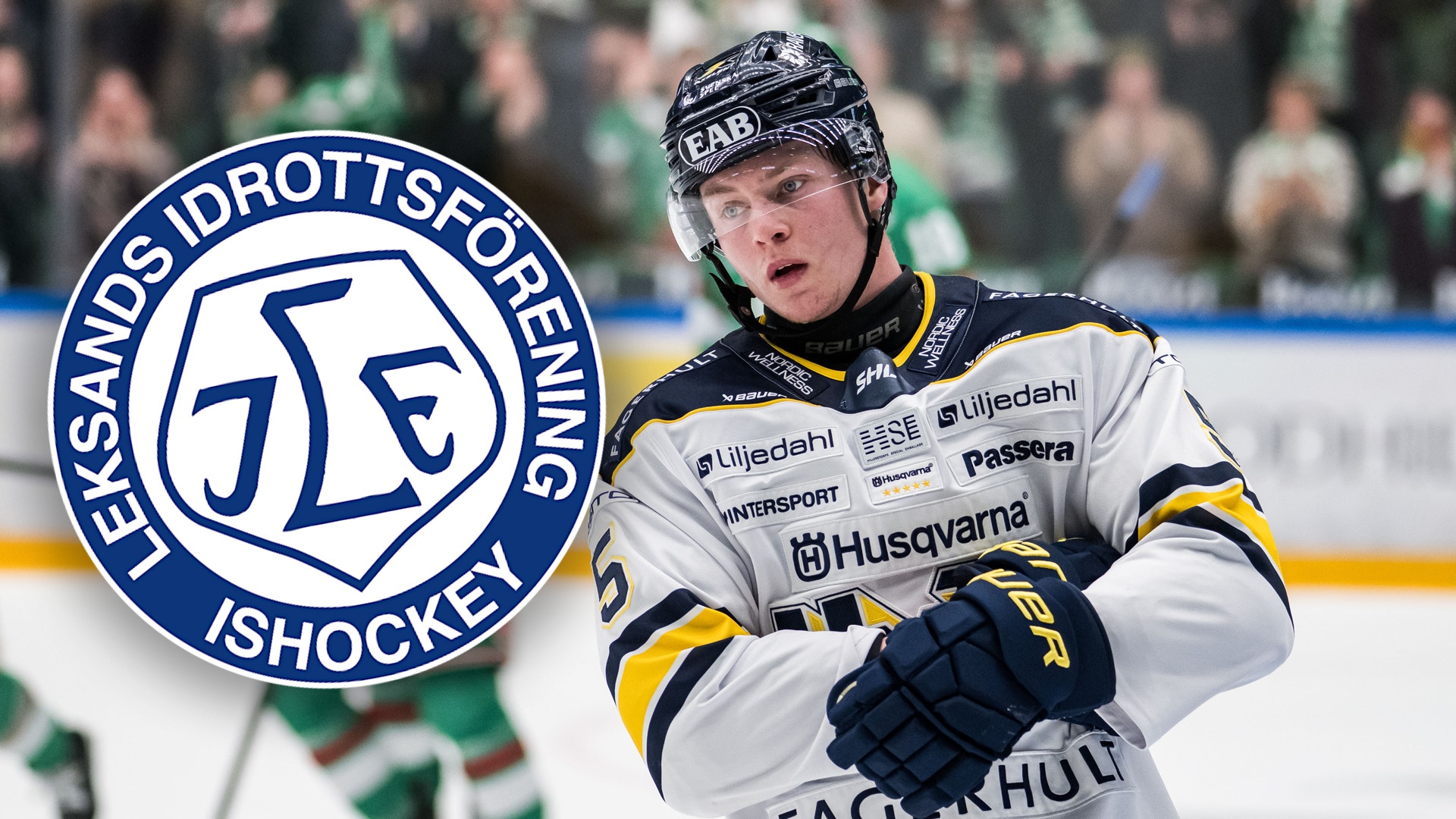 Ishockeyspelare i vit och blå matchdräkt på isen under en match. Leksands Idrottsförenings logotyp är synlig i förgrunden.