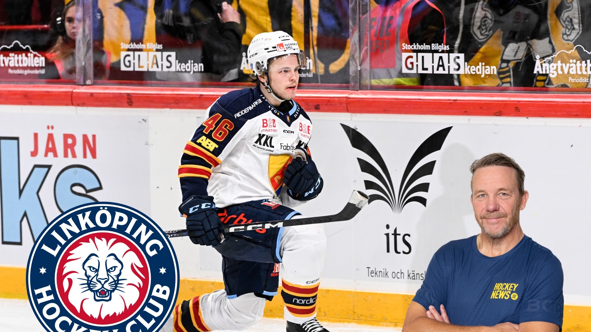 En ishockeymatch med en spelare i vit och mörkblå tröja som håller en hockeyklubb, tillsammans med en man i mörkblå t-shirt. I bakgrunden syns Jönköpings Hockey Club-logga och andra sponsorloggor.