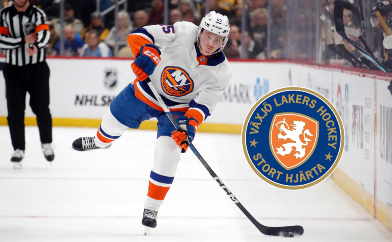 Ishockeyspelare i vit och blå/orange tröja spelar under en NHL-match med hockeyklubba och puck på isen.