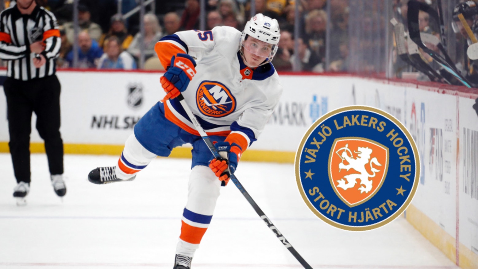 Ishockeyspelare i vit och blå/orange tröja spelar under en NHL-match med hockeyklubba och puck på isen.