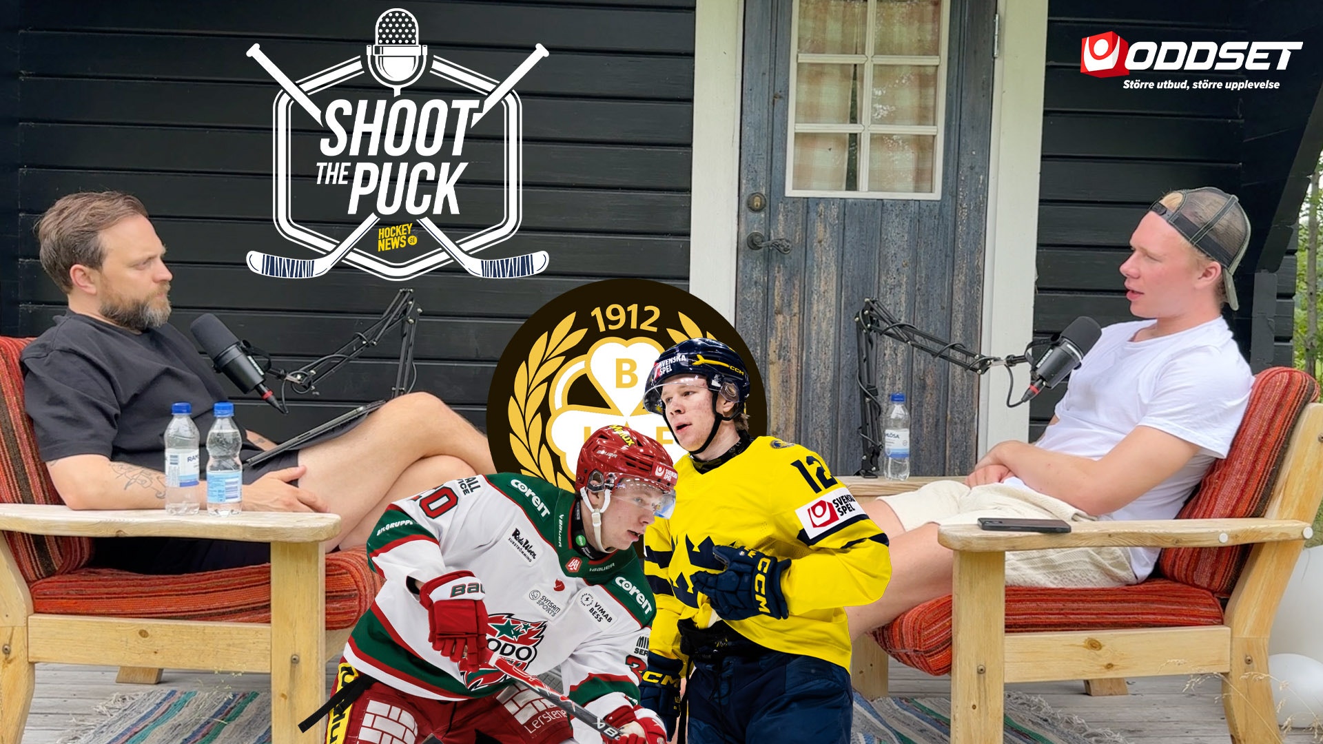 Två personer sitter utomhus och spelar in en podcast för Shoot The Puck. Framför dem står en kartongfigur av en hockeyspelar i gul och blå uniform.