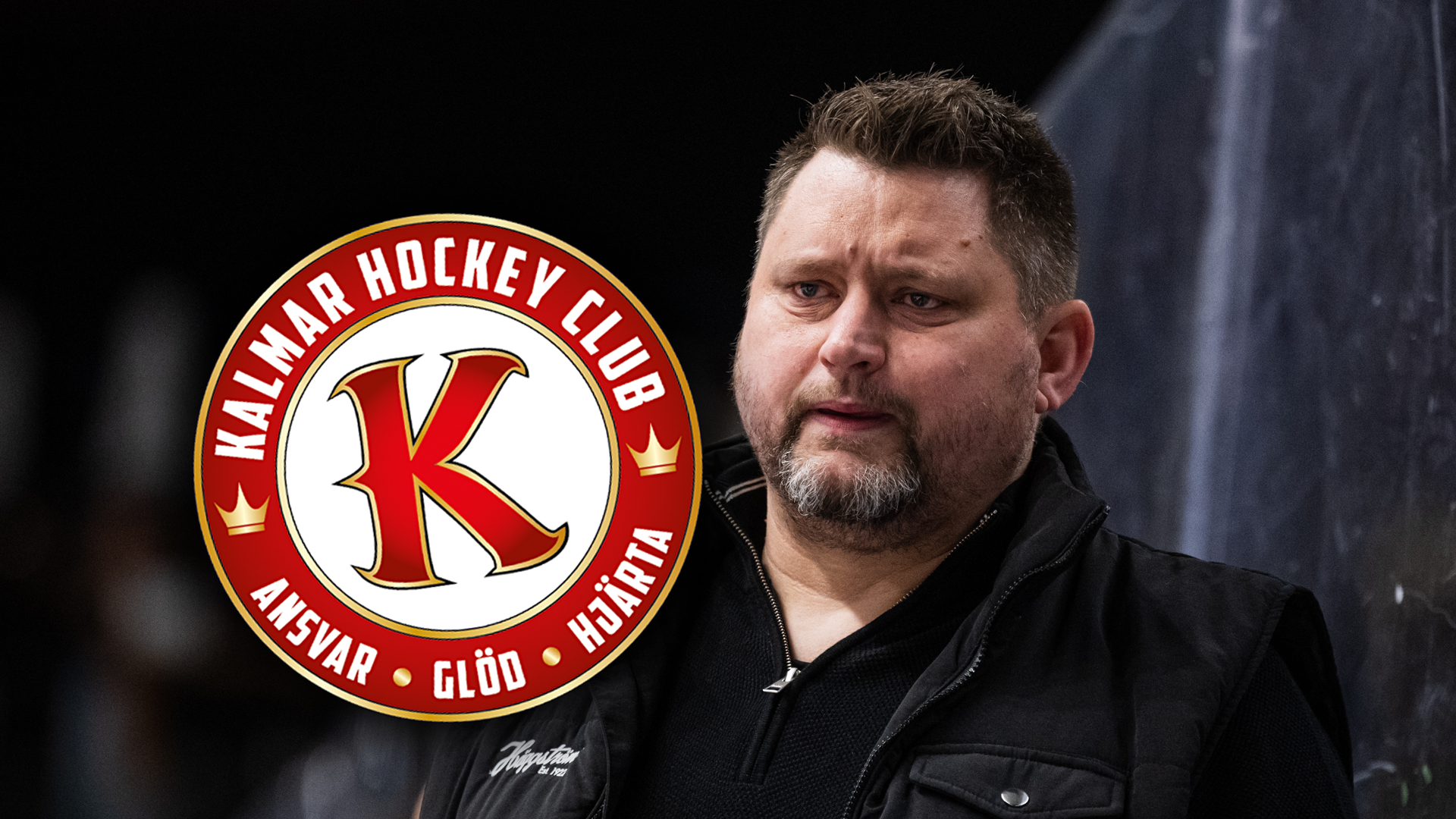 Porträttbild av en man i svart jacka med Malmö Hockey Clubs logga i bakgrunden.